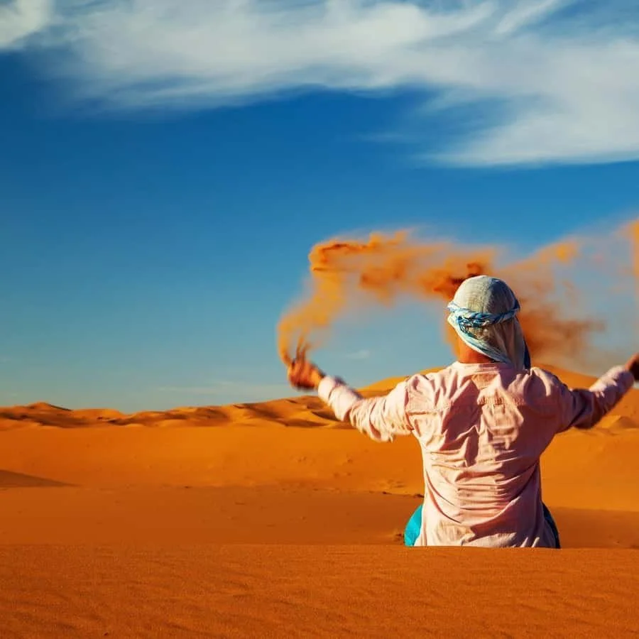 Spelen met zand in de Sahara