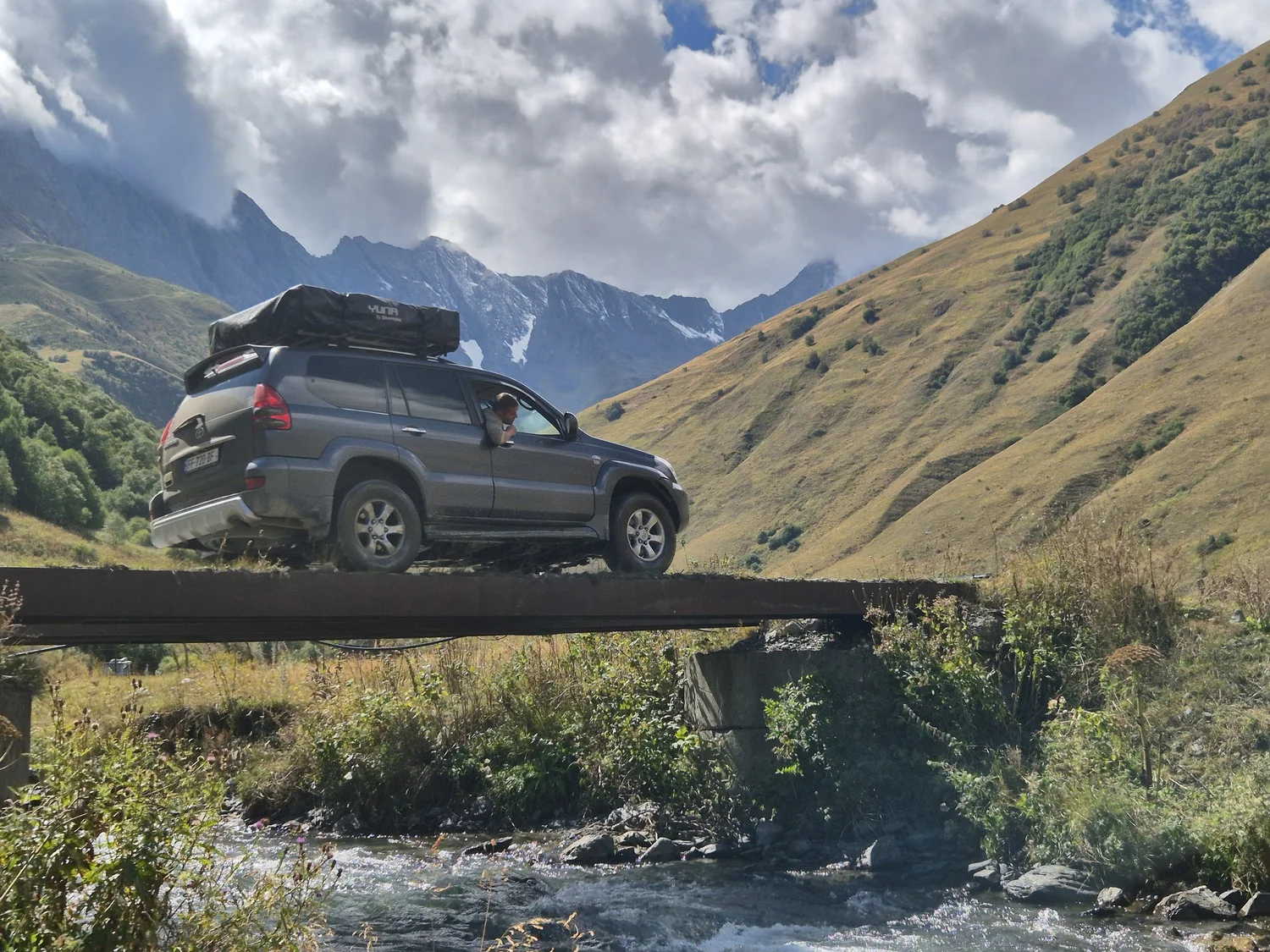 4x4 op een brug in Georgië