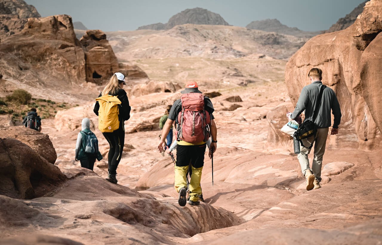 Rotsmassieven en open woestijn in Wadi Rum