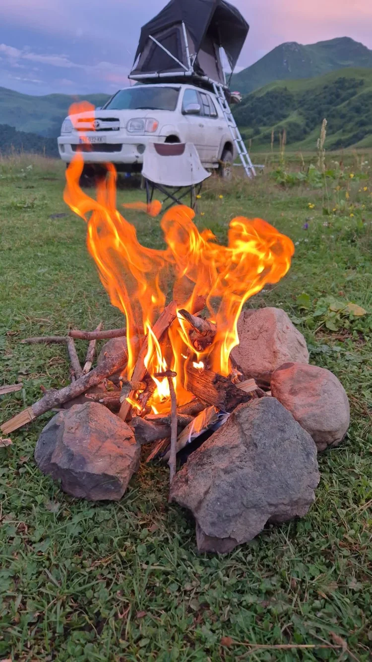 Kampvuur bij de daktent