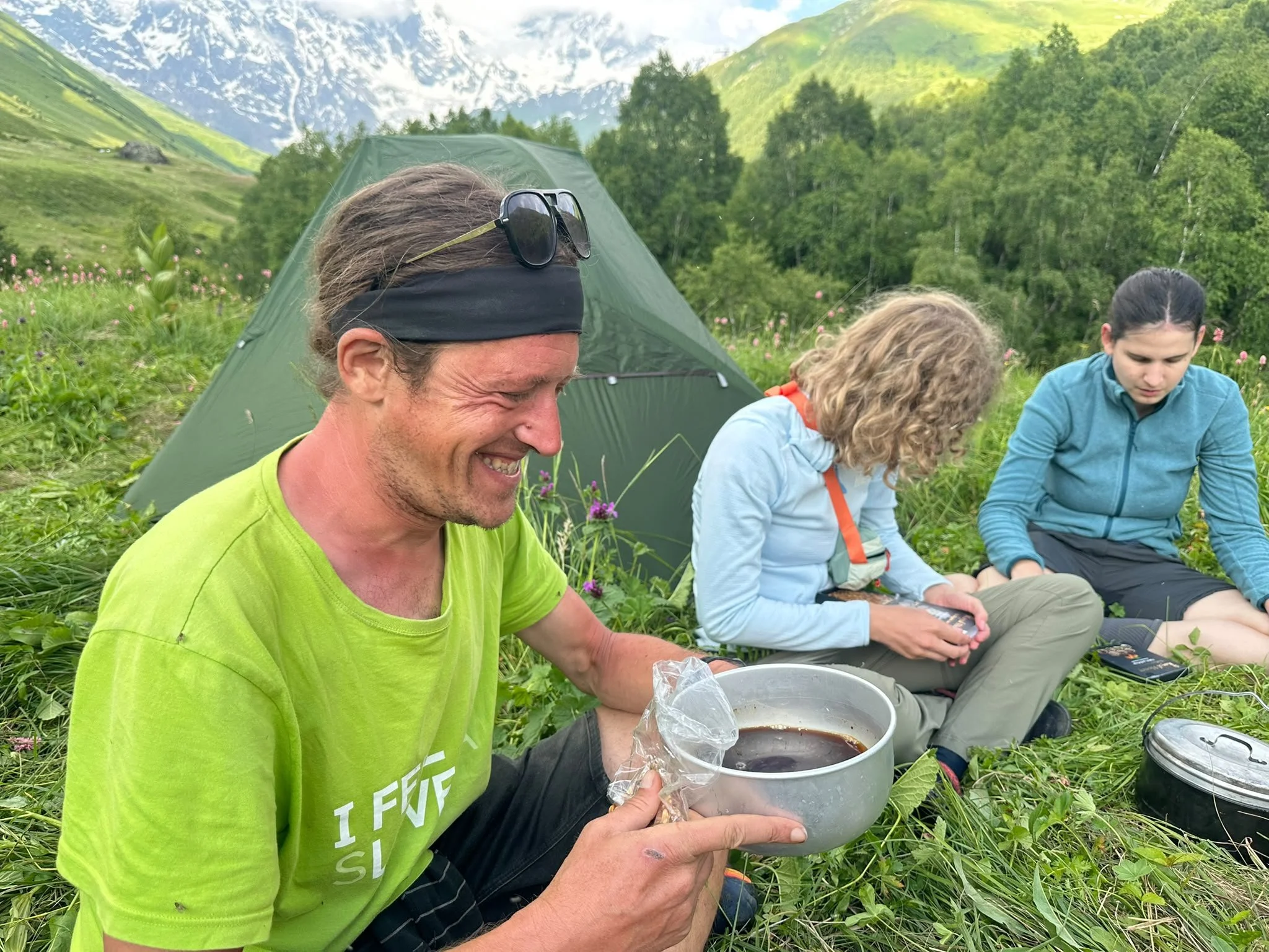 Eten bij de tent tijdens het kamperen in Svaneti