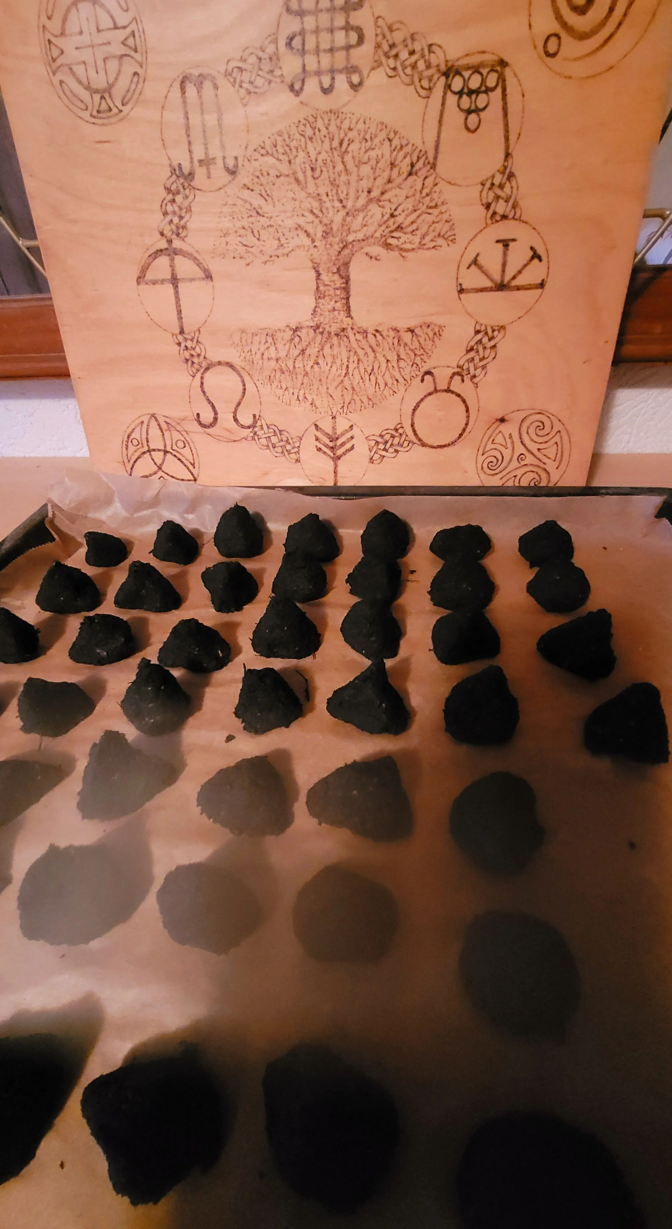 Räucherkegel aufgereiht.jpg