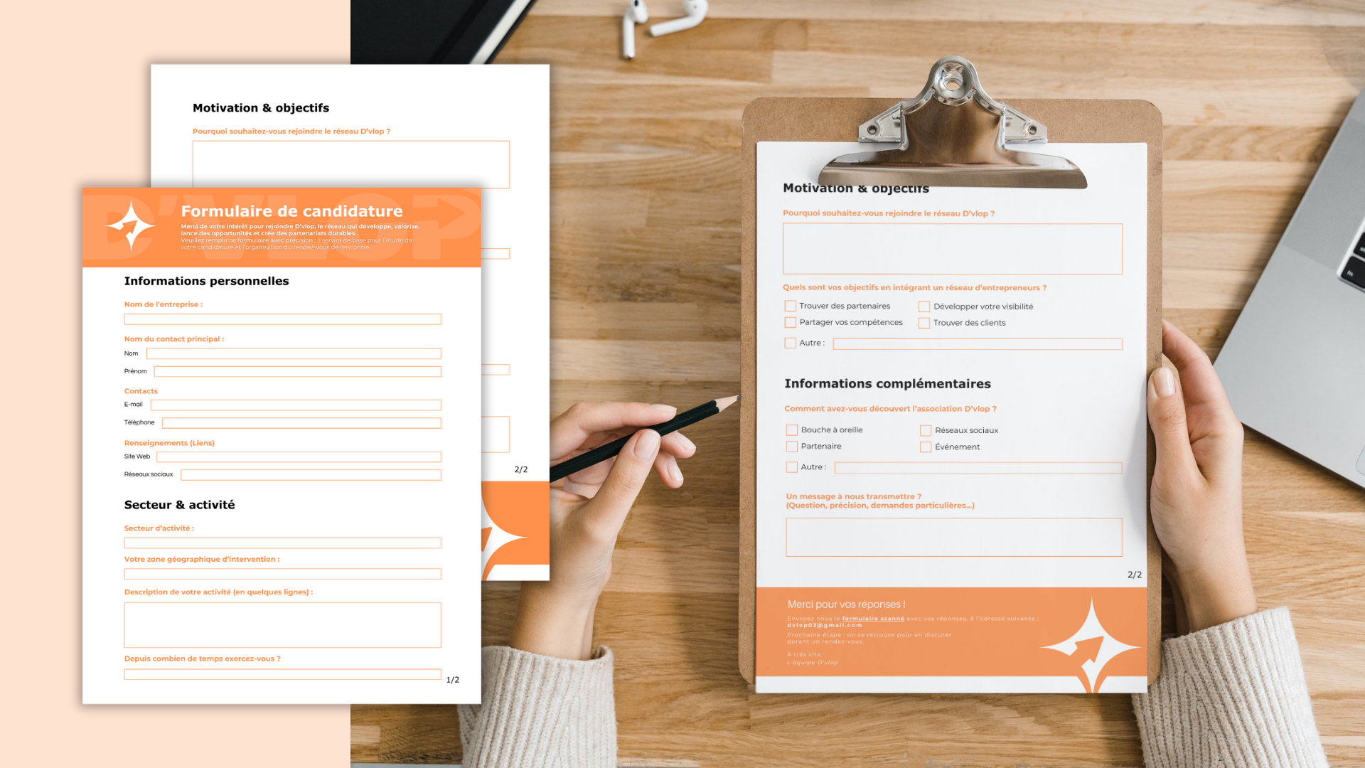 Formulaire de candidature avec section orange en haut, papier sur un tableau avec mains d'une personne, crayon noir, sur une table en bois, avec un ordinateur portable à droite et des écouteurs blancs. La feuille est axée sur la motivation et les objectifs.