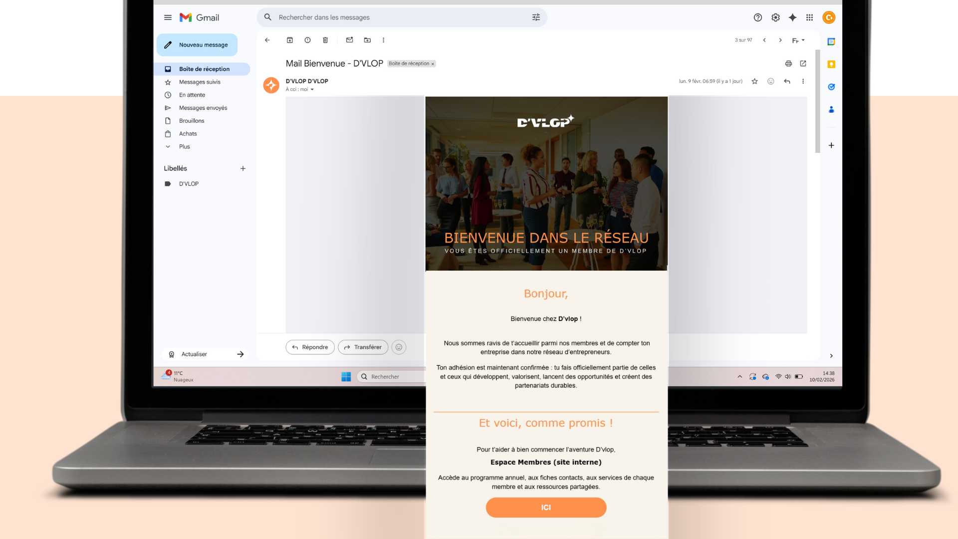 Capture d'écran d'un ordinateur portable affichant un email d'accueil de D'VLOP avec une image de personnes en réunion et un texte de bienvenue.
