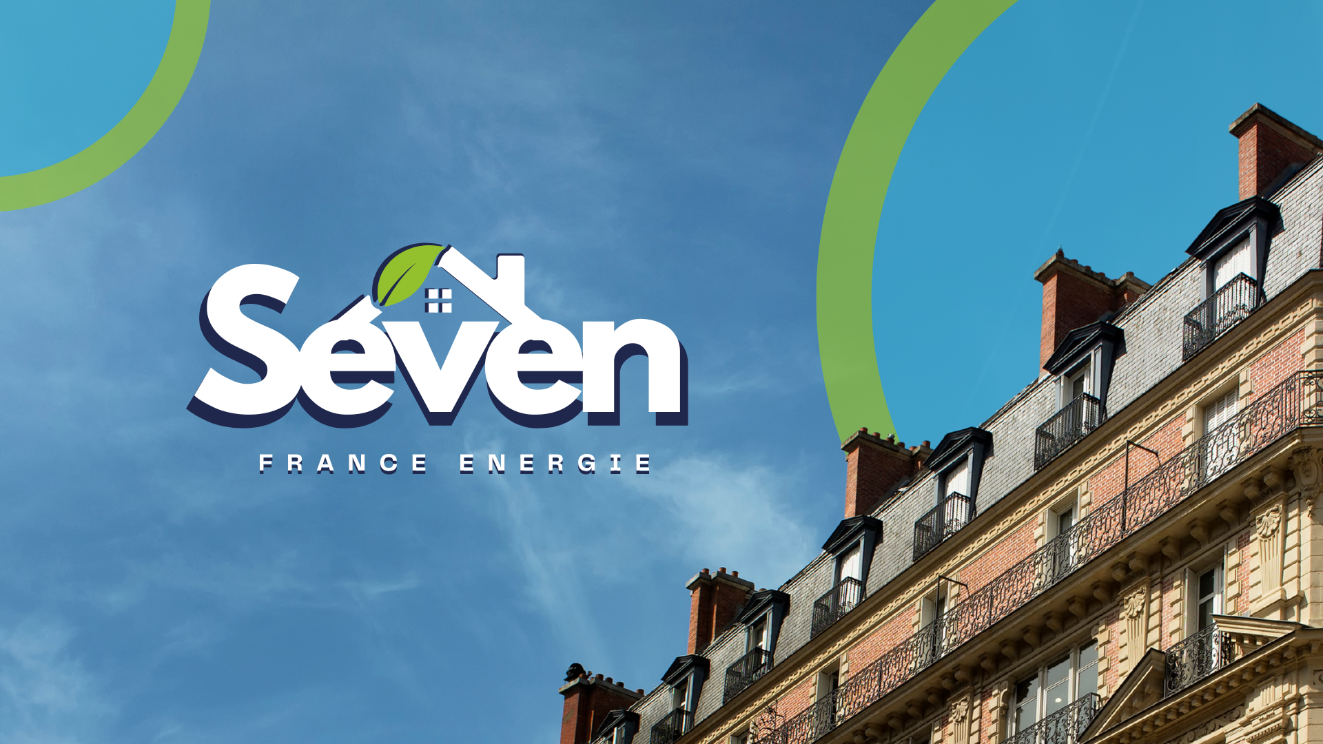 Logo de Seven France Énergie avec un bâtiment résidentiel en arrière-plan et un ciel bleu.