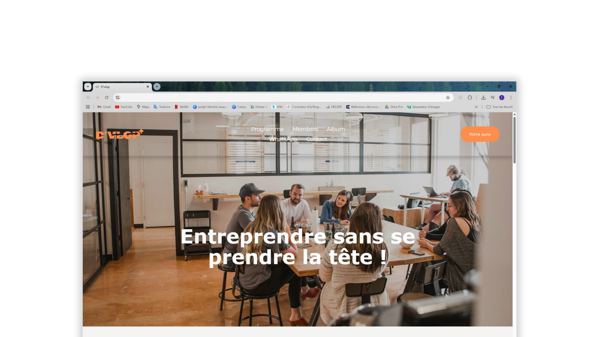 Page d'accueil d'un site web d'une entreprise de coworking, montrant un groupe de personnes réunies autour d'une table dans un espace de travail moderne, avec un slogan en français "Entreprende sans se prendre la tête !".