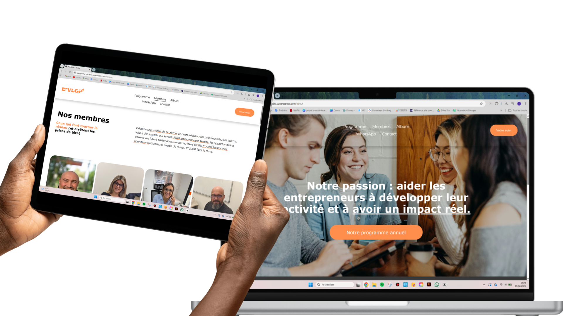Deux écrans d'ordinateurs portables affichant des sites web, une personne tient un tableau et regarde l'écran de gauche.