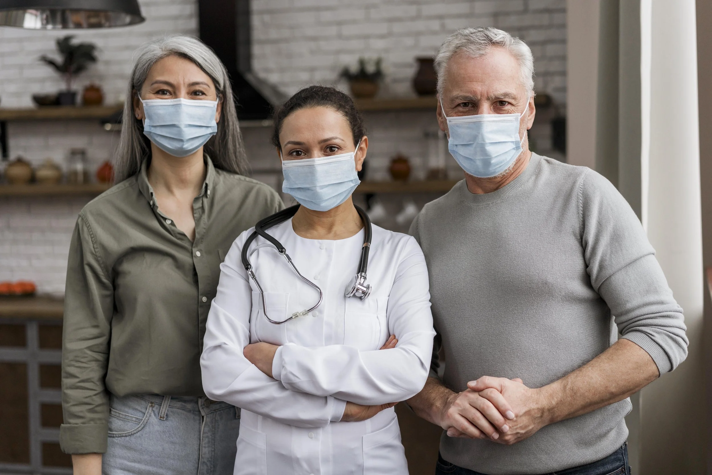 doctor-posando-con-sus-pacientes-detras.jpg