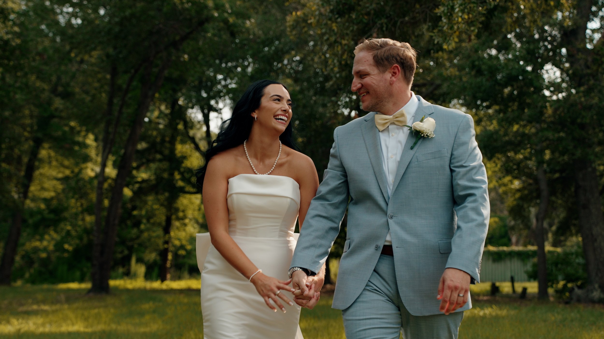 couplelaughingsavannahweddingvideo