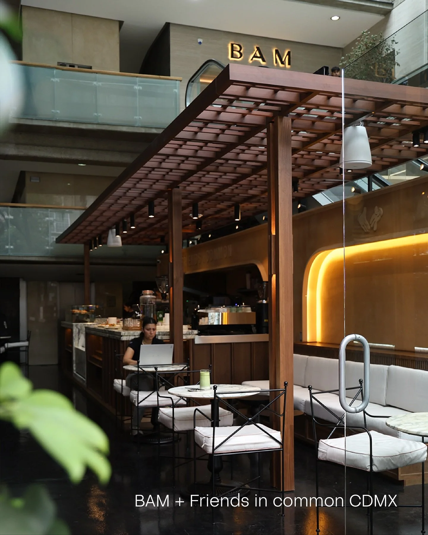 De BAM a Friends. Una alianza que abre espacio fuera del entrenamiento.