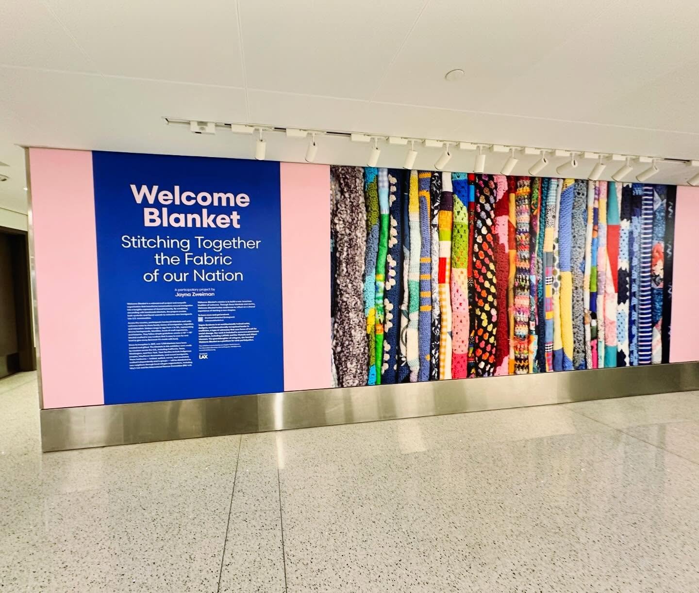 Waiting for your bags at LAX? We are now also at terminal 4 @americanair baggage claim. 

#airportart #welcomeblanket #craftivism #welcomeback #welcomerefugees