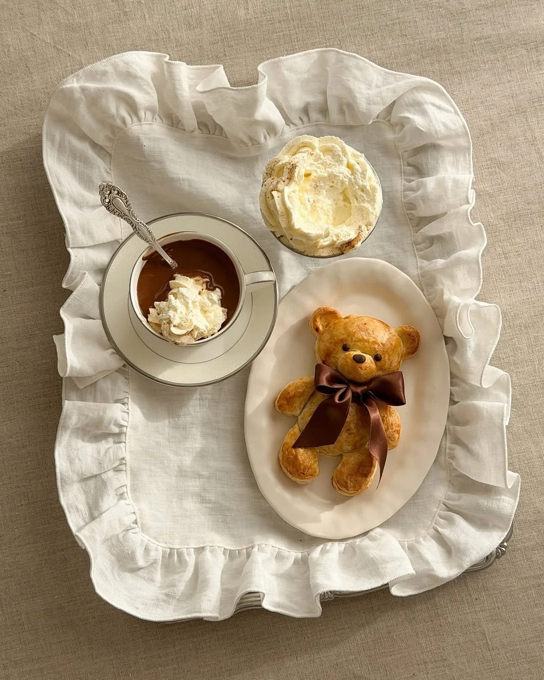 Settling into the holiday mood with the gentle charm of a creator who weaves Korean roots into Swiss calm.
Who knew food styling could feel like the comfort we didn&rsquo;t know we were missing? ❄️🤍 

@celineyrs