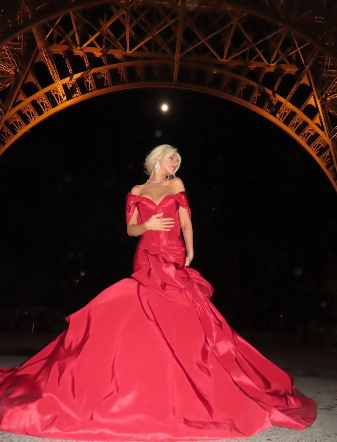 @xtina has already started the 𝗖𝗵𝗿𝗶𝘀𝘁𝗺𝗮𝘀 𝗵𝗼𝗹𝗶𝗱𝗮𝘆 𝘀𝗽𝗶𝗿𝗶𝘁 𝗼𝗻 𝘁𝗵𝗲 𝗘𝗶𝗳𝗳𝗲𝗹 𝗧𝗼𝘄𝗲𝗿, spreading festive cheer against the most magical backdrop imaginable. Revisiting songs from 𝘔𝘺 𝘒𝘪𝘯𝘥 𝘰𝘧 𝘊𝘩𝘳𝘪𝘴𝘵𝘮𝘢𝘴 and p