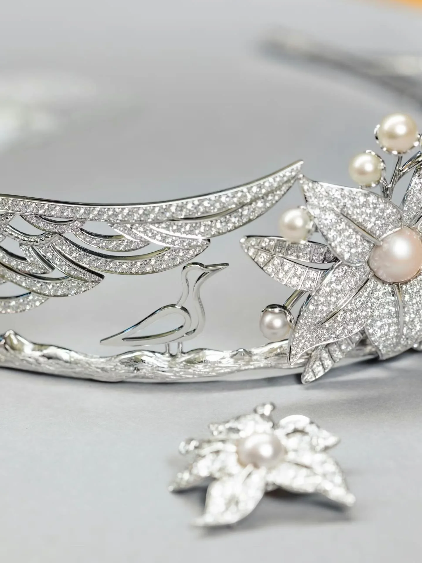 𝗧𝗵𝗲 𝗔𝗿𝘁 𝗼𝗳 𝘁𝗵𝗲 𝗠𝗼𝗱𝗲𝗿𝗻 𝗧𝗶𝗮𝗿𝗮

For more than two centuries, 𝗠𝗮𝗶𝘀𝗼𝗻 𝗖𝗵𝗮𝘂𝗺𝗲𝘁 @chaumetofficial has been synonymous with tiara-making. Today, the Parisian jeweller opens 𝗮 𝗻𝗲𝘄 𝗰𝗵𝗮𝗽𝘁𝗲𝗿, announcing 𝗔𝗶𝘀𝗵𝗮 𝗔?