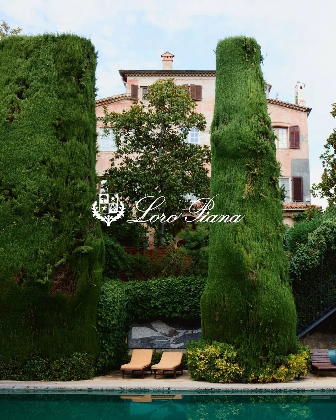 A journey into the heart of Provence sets the tone for @loropiana Spring/Summer 2026 Collection.

Photographed by Mario Sorrenti, the campaign unfolds across Saint-Paul-de-Vence, one of Europe&rsquo;s most mythic artistic enclaves. Perched above the 