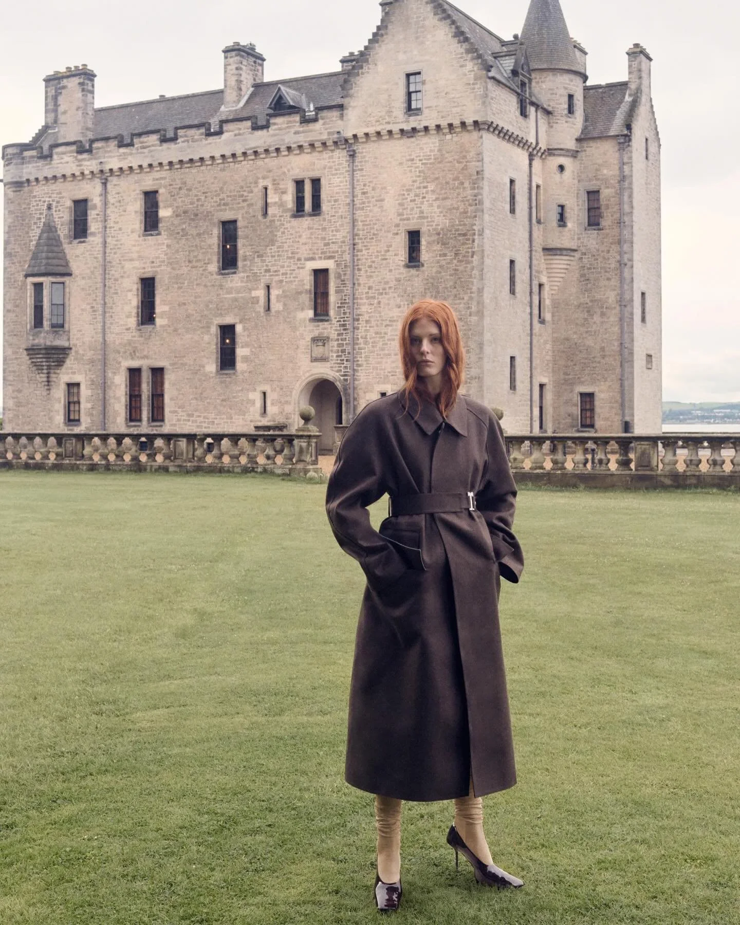 𝗪𝗲𝗮𝘁𝗵𝗲𝗿𝗲𝗱 𝗚𝗿𝗮𝗰𝗲: 𝗩𝗶𝗰𝘁𝗼𝗿𝗶𝗮 𝗕𝗲𝗰𝗸𝗵𝗮𝗺 𝘅 𝗠𝗮𝗰𝗸𝗶𝗻𝘁𝗼𝘀𝗵

Captured at the historic Barnbougle Castle in Scotland, the Victoria Beckham x #Mackintosh capsule is a study in modern elegance shaped by heritage. Set against d