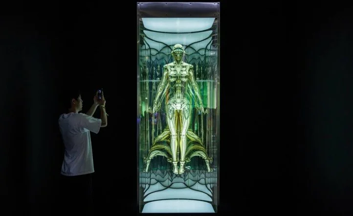 Art takes to the streets ahead of @artbasel Hong Kong 2026, as works by Bi Rongrong, Chan Wai Lap, and Tala Madani unfold across Hong Kong&rsquo;s billboards and digital platforms. Their distinct visual languages&mdash;urban pattern, contemplative po