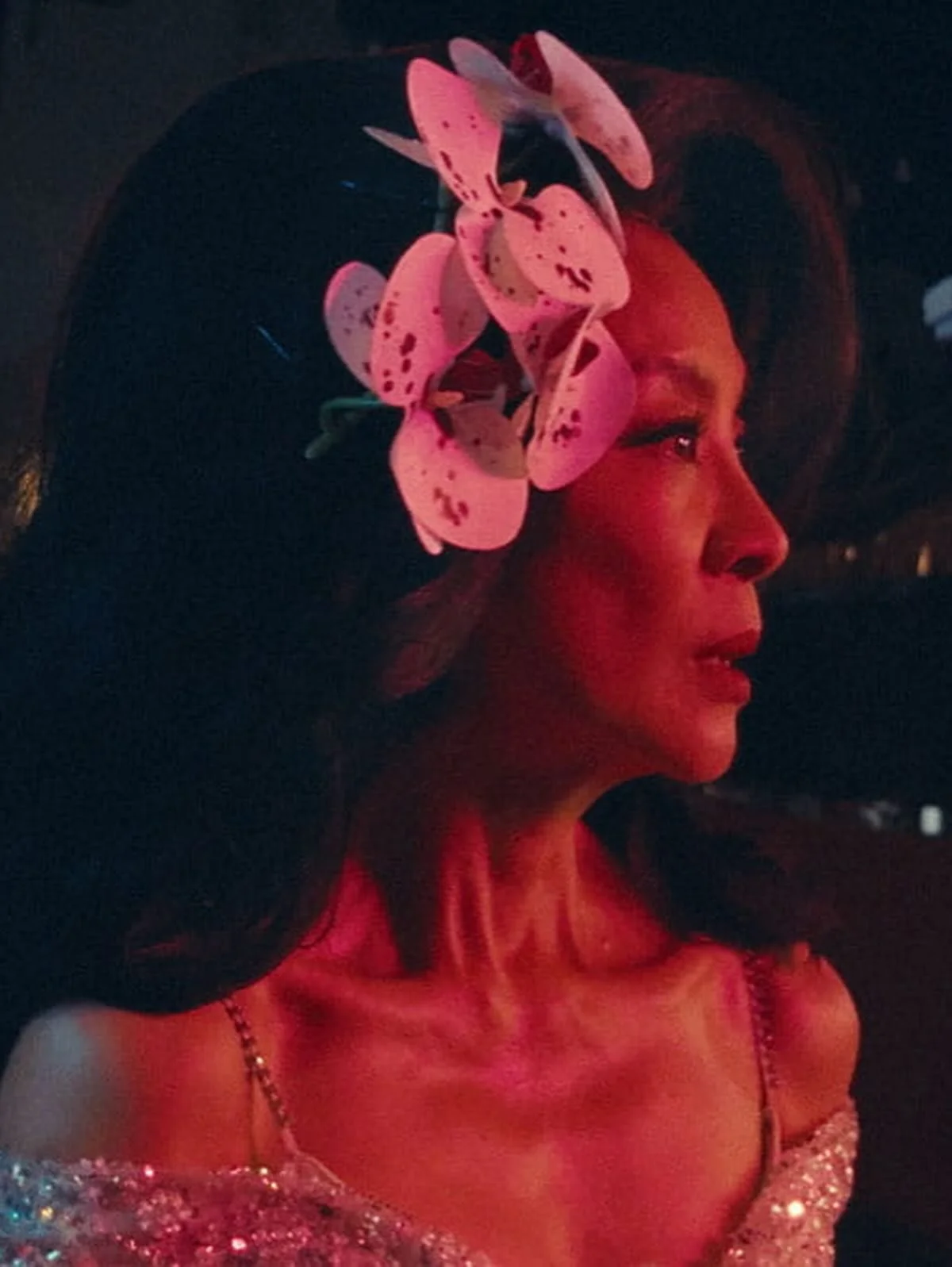 𝗧𝗵𝗲 𝗧𝗵𝗲𝗮𝘁𝗿𝗲 𝗼𝗳 𝗥𝗲𝘁𝘂𝗿𝗻: 𝗦𝗮𝗻𝗱𝗶𝘄𝗮𝗿𝗮 𝗮𝘀 𝗖𝘂𝗹𝘁𝘂𝗿𝗮𝗹 𝗖𝗮𝗿𝘁𝗼𝗴𝗿𝗮𝗽𝗵𝘆

With Sandiwara, @mrselfportrait extends its language beyond fabric into film, commissioning a work that feels less like brand exercise and more 