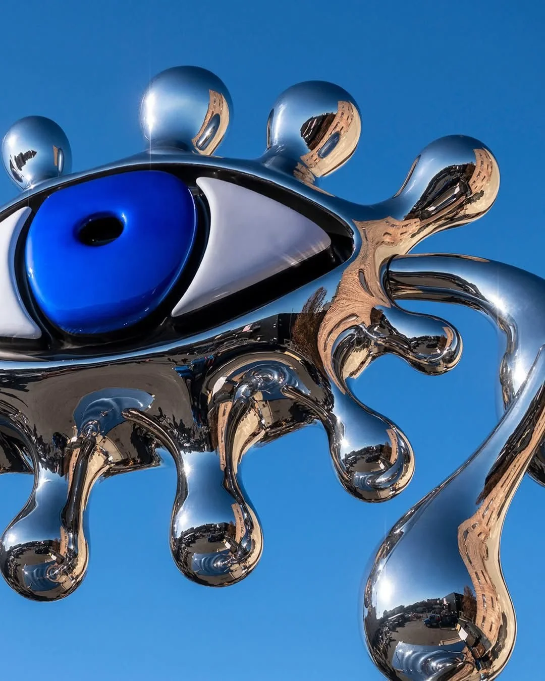 𝗖𝗵𝗮𝘀𝗶𝗻𝗴 𝗥𝗮𝗶𝗻𝗯𝗼𝘄𝘀 𝗢𝘃𝗲𝗿 𝗠𝗮𝗻𝗵𝗮𝘁𝘁𝗮𝗻

This spring, Franco-British artist @colbertcharlotte introduces a touch of surreal spectacle to Manhattan with Chasing Rainbows, a public project comprising two mirrored steel sculptures ri