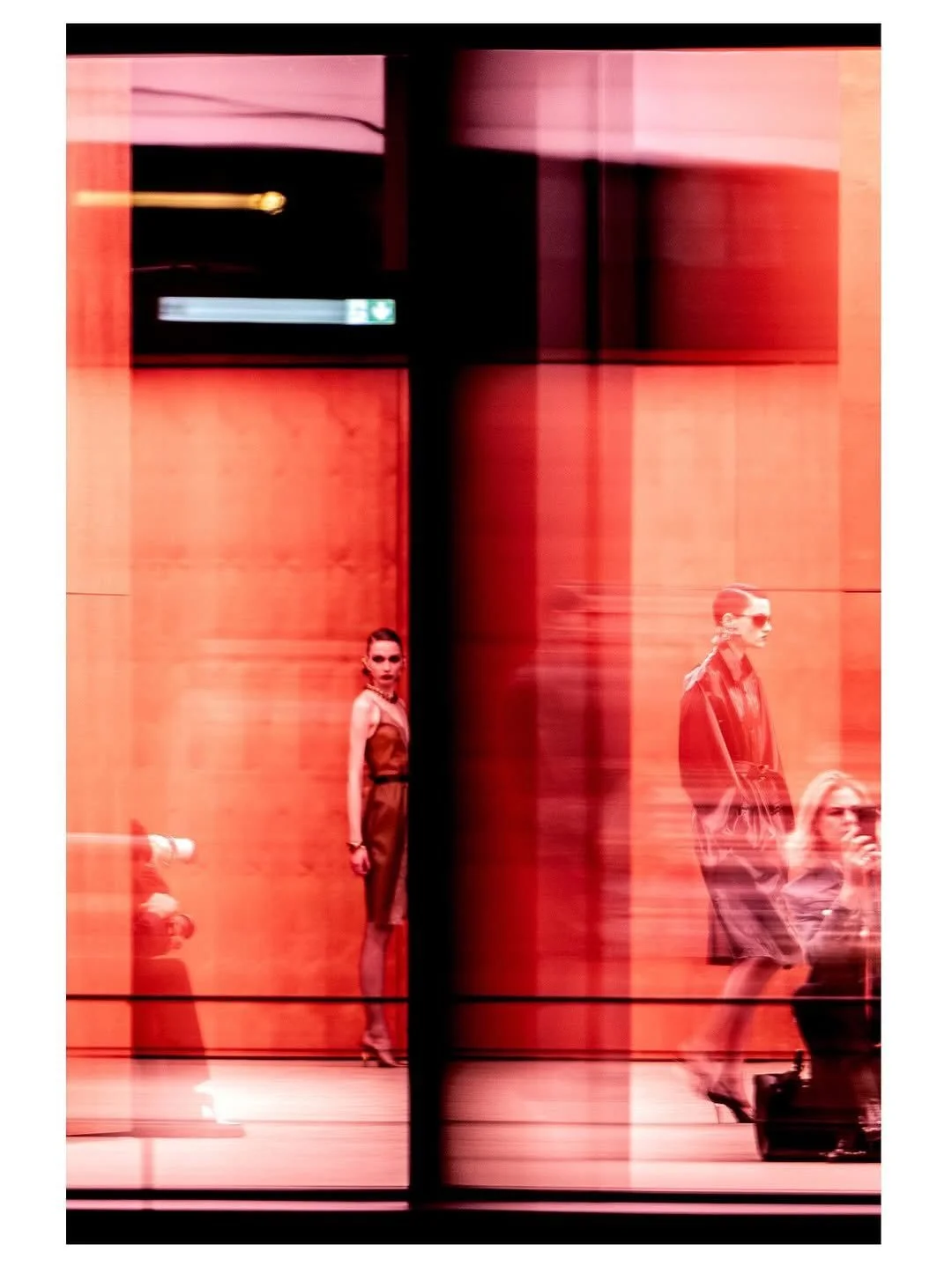 𝗕𝗿𝗲𝗮𝗸𝗶𝗻𝗴 𝘁𝗵𝗲 𝗙𝗿𝗮𝗺𝗲: 𝗔𝗺𝗲𝗱𝗲𝗼 𝗕𝗲𝗹𝗹𝗶𝗻𝗶 𝗮𝗻𝗱 𝘁𝗵𝗲 𝗔𝗿𝘁 𝗼𝗳 𝗕𝗲𝗶𝗻𝗴 𝗢𝘂𝘁𝘀𝗶𝗱𝗲

Amedeo Bellini, a freelance photographer specializing in fashion, portraits, and sports, thrives on capturing people in ways that are