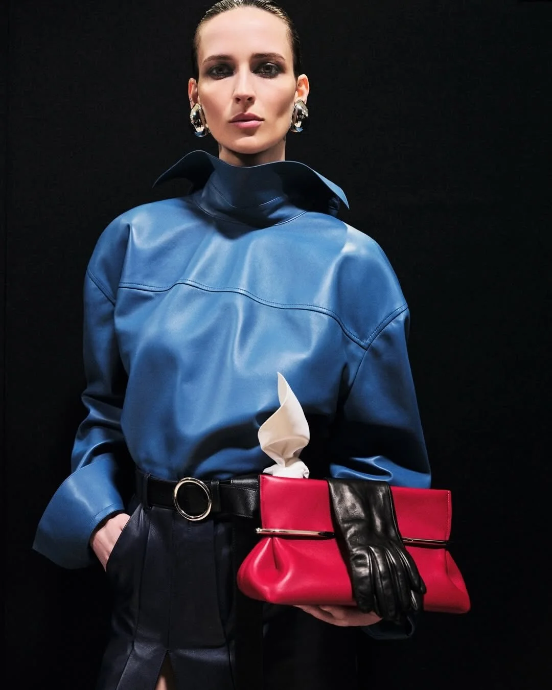 𝗧𝗵𝗲 𝗔𝗿𝗰𝗵𝗶𝘁𝗲𝗰𝘁𝘂𝗿𝗲 𝗼𝗳 𝗥𝗲𝗻𝗲𝘄𝗮𝗹: 𝗚𝗶𝘃𝗲𝗻𝗰𝗵𝘆 𝗪𝗶𝗻𝘁𝗲𝗿 𝟮𝟬𝟮𝟲

@parisfashionweek feels like a subtle turning point. After seasons dominated by spectacle and digital immediacy, fashion appears to be rediscovering its inte