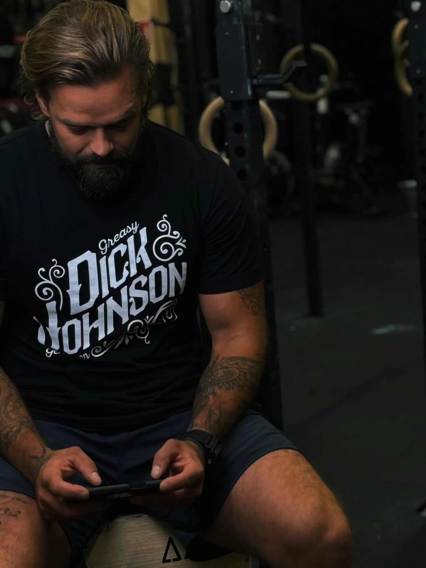 🏴&zwj;☠️Dick Johnson @dickjohnson.cult on stadin paras barber shop, vaikka liikkeit&auml; on my&ouml;s Turussa ja Tampereella. 

🥃 Dickill&auml; on vakavia tuotteita ei niin vakavilta miehilt&auml; ja ihan uskomattoman laaja valikoima parran-, hiuk