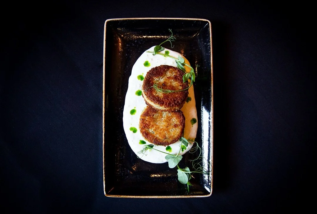 🦀💛 Our house-made crabcakes are waiting for you.

⏰ Hours
&bull; Tuesday&ndash;Sunday: 4:30 - last seating at 9 PM
&bull; Friday &amp; Saturday: last seating at 10 PM

. 
📸 @itsandrea_v 
#socaleats #californiafoodies #dinesocal #laeats #inlandempi