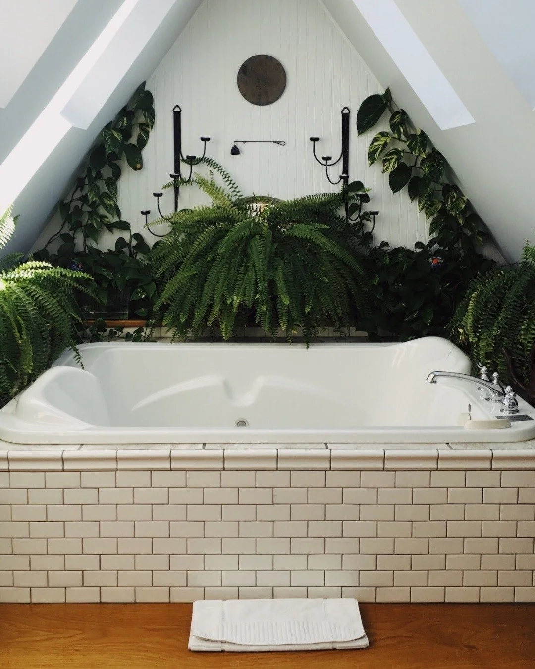Is the greenery in this bathroom relaxing or overwhelming?

Amy Phillips , Realtor
Call It Closed International Realty
407-792-8212
amyisyouragent@gmail.com
