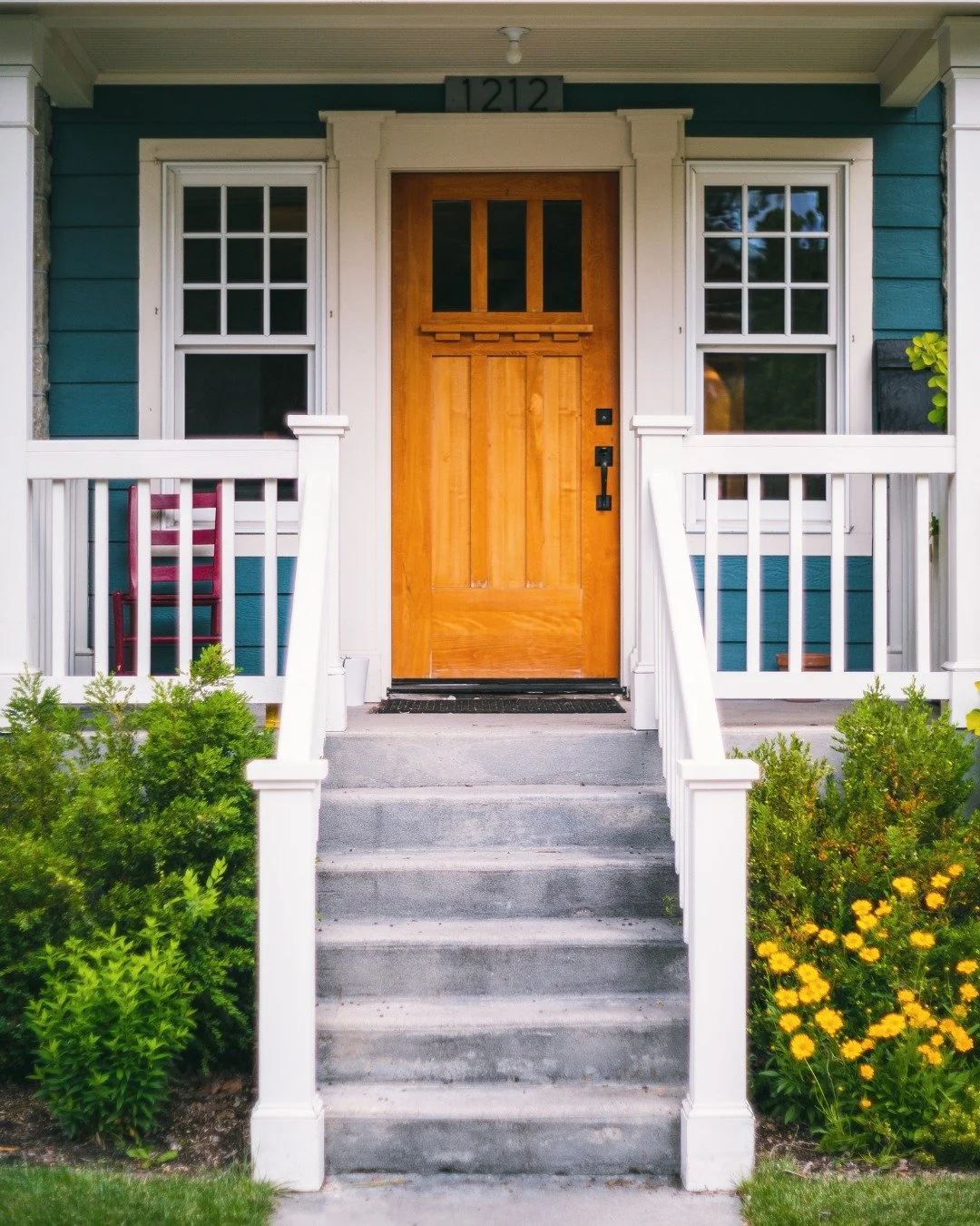 🌞 Sunshine, curb appeal, and a front door that says &lsquo;welcome home.&rsquo; Do you enjoy the bright entry way, or are neutrals more of your aesthetic? 🌳🏡

Amy Phillips , Realtor
Call It Closed International Realty
407-792-8212
amyisyouragent@g