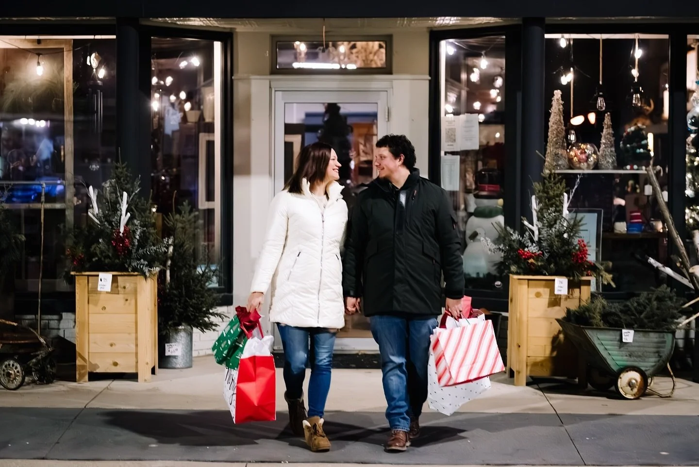 Date Night while shopping downtown during the holidays 🎁

#rochestermnphotographer #rochestermnengagementphotographer #datenightsessions #owatonnaphotographer #owatonnaweddingphotographer #bloomingprairiemnphotographer #holidayphotography #christmas