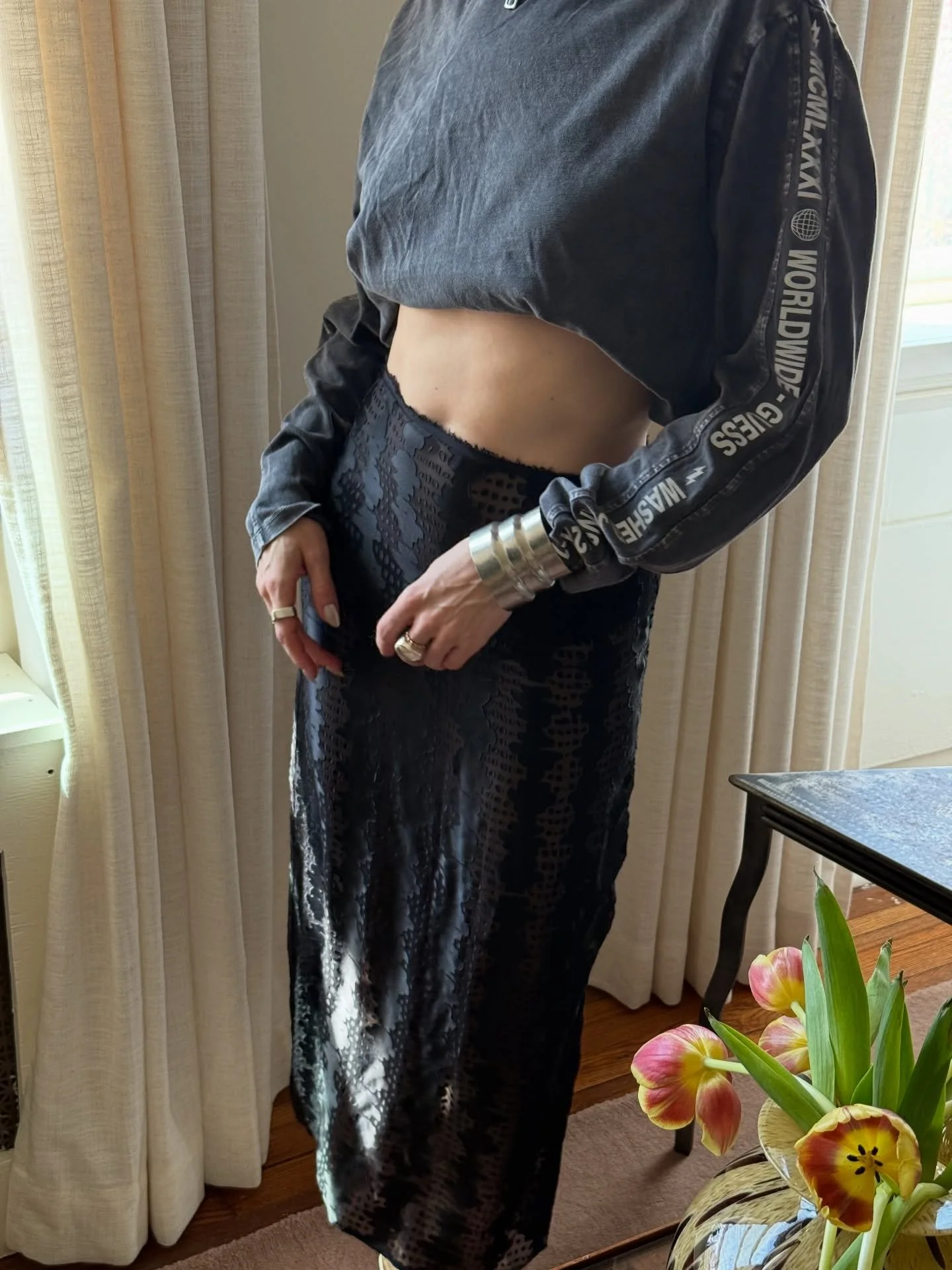 👁️🌼

Breathing in spring air in a new favorite sheer midi from @kat_zarra and a vintage @guess tee found on @ebay 

#ootd #eclecticstyle