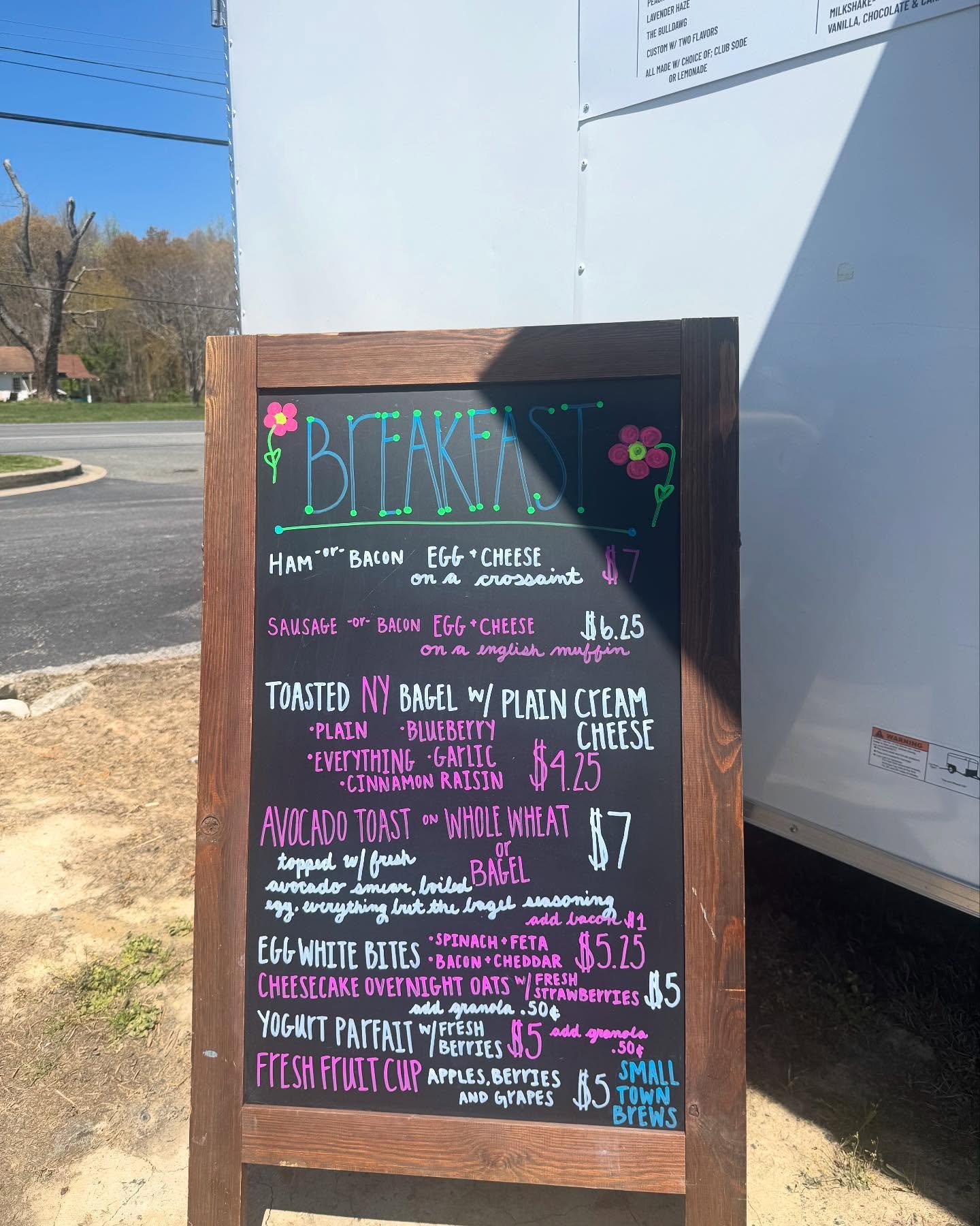 Our present food options! 🍓🫐
And we also have an arrangement of baked goods made in-house.🥐🥯🍪