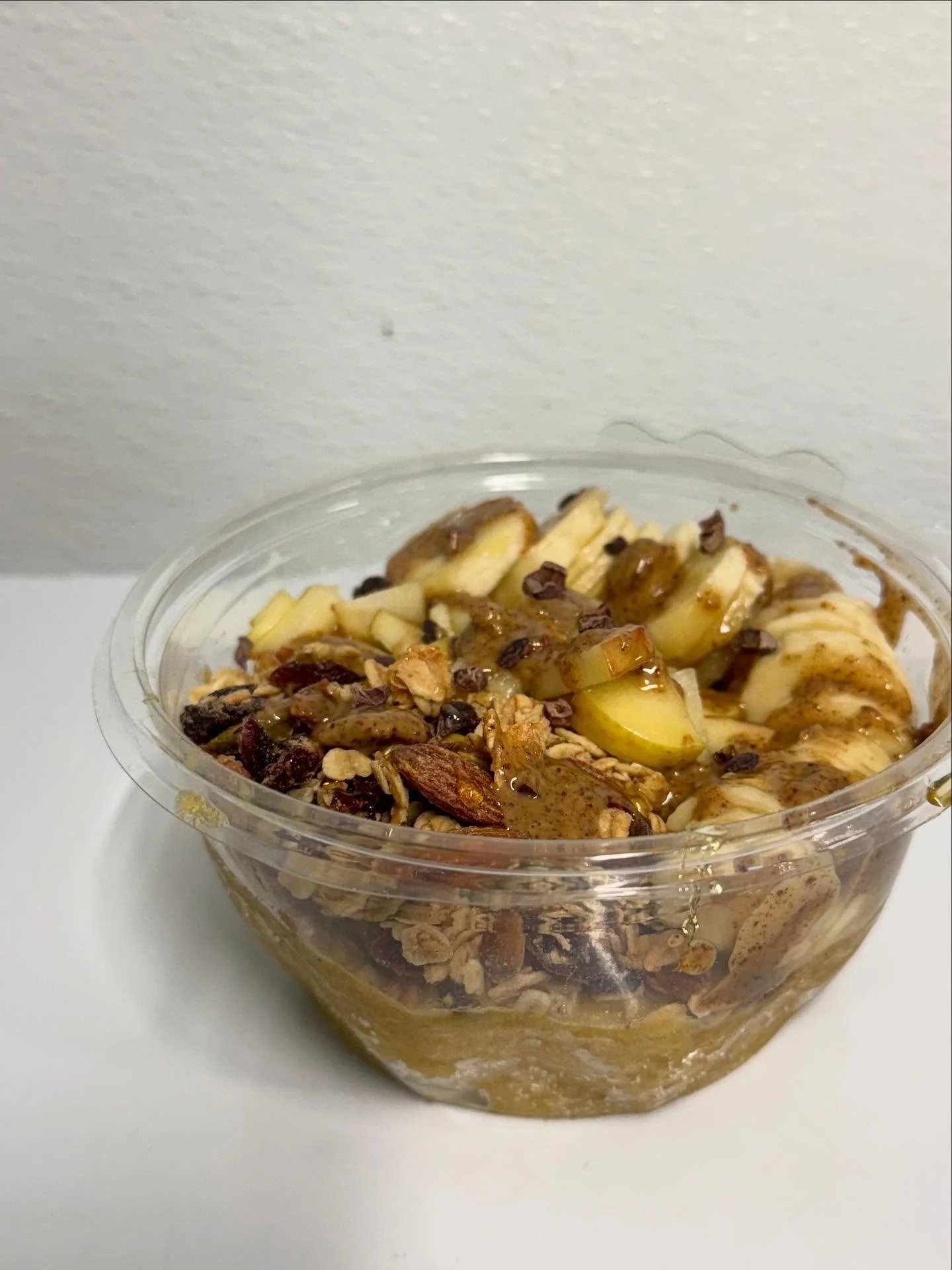 Fall in a bowl 🍂 

Our Pumpkin A&ccedil;a&iacute; Bowl is packed with warm spice, creamy pumpkin, fresh fruit, a almond butter + honey drizzle and all the cozy vibes you crave this season.

#smalltownbrews #fallbites #healthy #acai #pumpkinseason #h