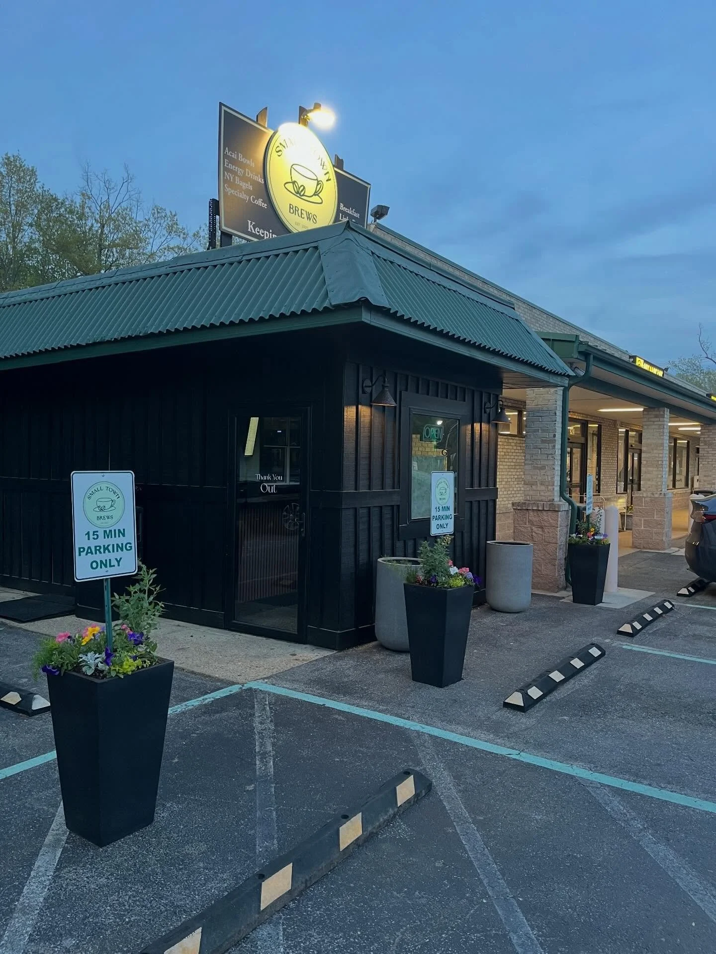 📣 Important Annoucment

We will be Open tomorrow Monday April 20th but Closed Tuesday April 21st. Due to complex being repaved by @standardpaving_concrete 

Please use the 258 entrance tomorrow morning! 

👀 The planter work by @ridge.grow 

Seating