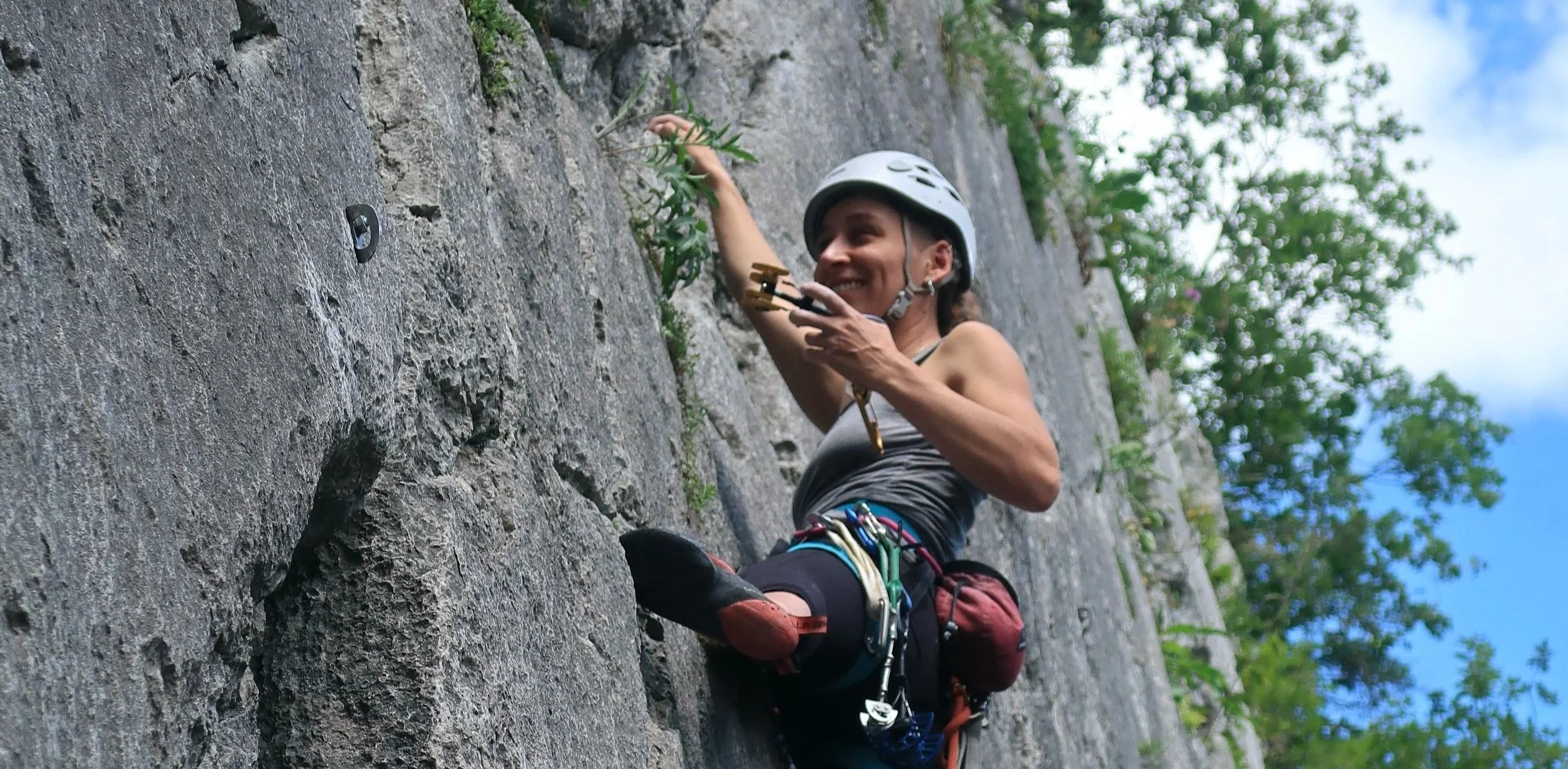 Frau Klettern am Felse