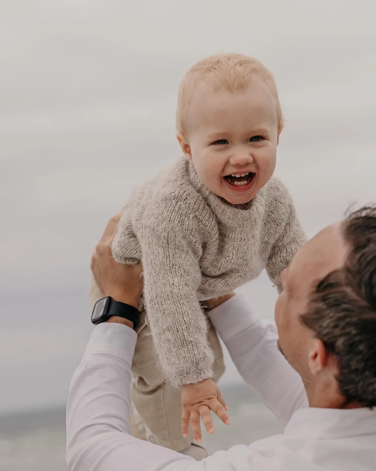 Vidste du at overskyet vejr, er det bedste fotovejr! 🙌🏻 

S&aring; f&aring;r man ikke det skarpe lys, h&aring;rde skygger eller solen i &oslash;jnene. Det giver i stedet et bl&oslash;dt l&aelig;kkert lys.

Selvom sommeren s&aring; sm&aring;t er for
