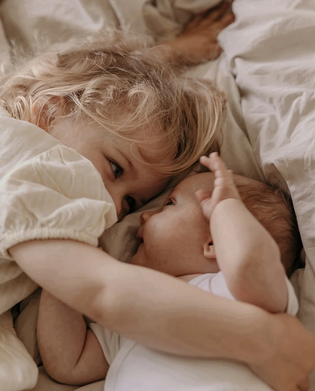 N&aring;r ens lille pige pludselig bliver en stor pige, som stores&oslash;ster 🥹 
Og lillebror fuldender familien 🤎 

#familielivet #b&oslash;rn #familie #minder #memories #photographer #family #foto #fotoshoot #fotograf #b&oslash;rn #barn #baby #h