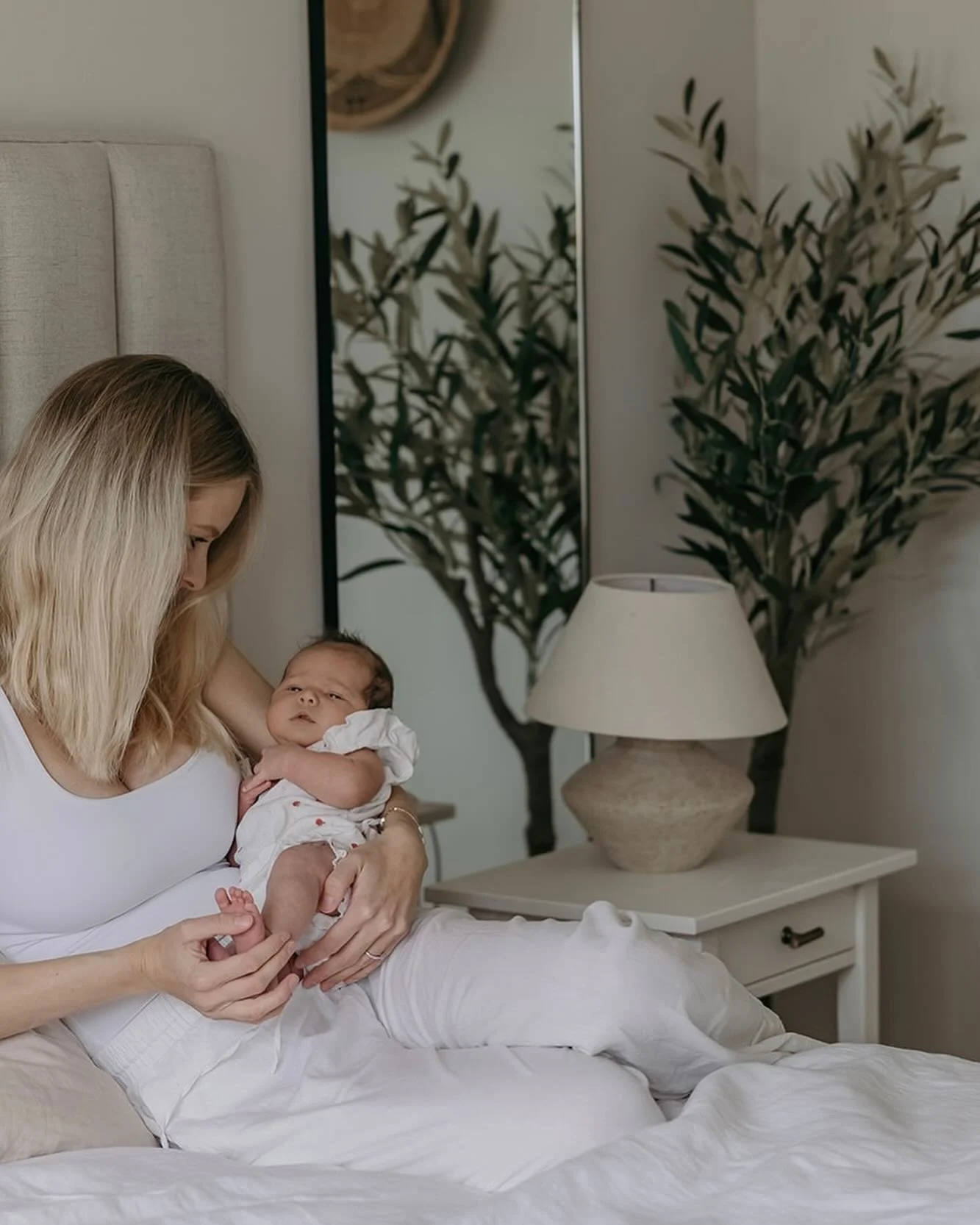 Lidt glimt fra mit bes&oslash;g hos sk&oslash;nne @simonetajmer og lille Aia 🫶🏻 S&aring; stort for mig at f&aring; lov til at forevige den helt f&oslash;rste tid, det er altid s&aring; s&aelig;rligt 🥹 At blive lukket hjem hos jer, n&aring;r det er