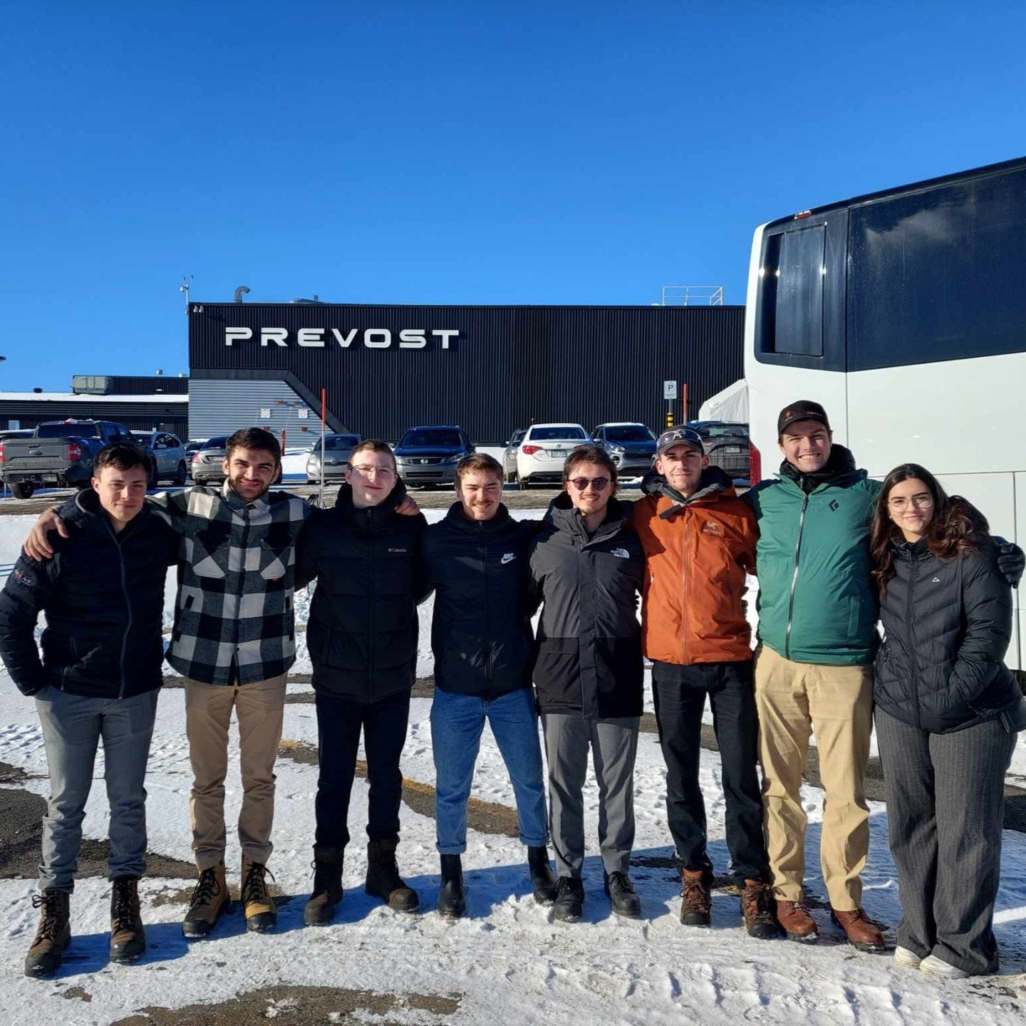 La FormUL tient à remercier Prevost.
Vendredi dernier, plusieurs membres de l’équipe ont eu l’opportunité de se rendre à Sainte-Claire pour visiter l’usine de Prevost. Nous sommes très reconnaissa