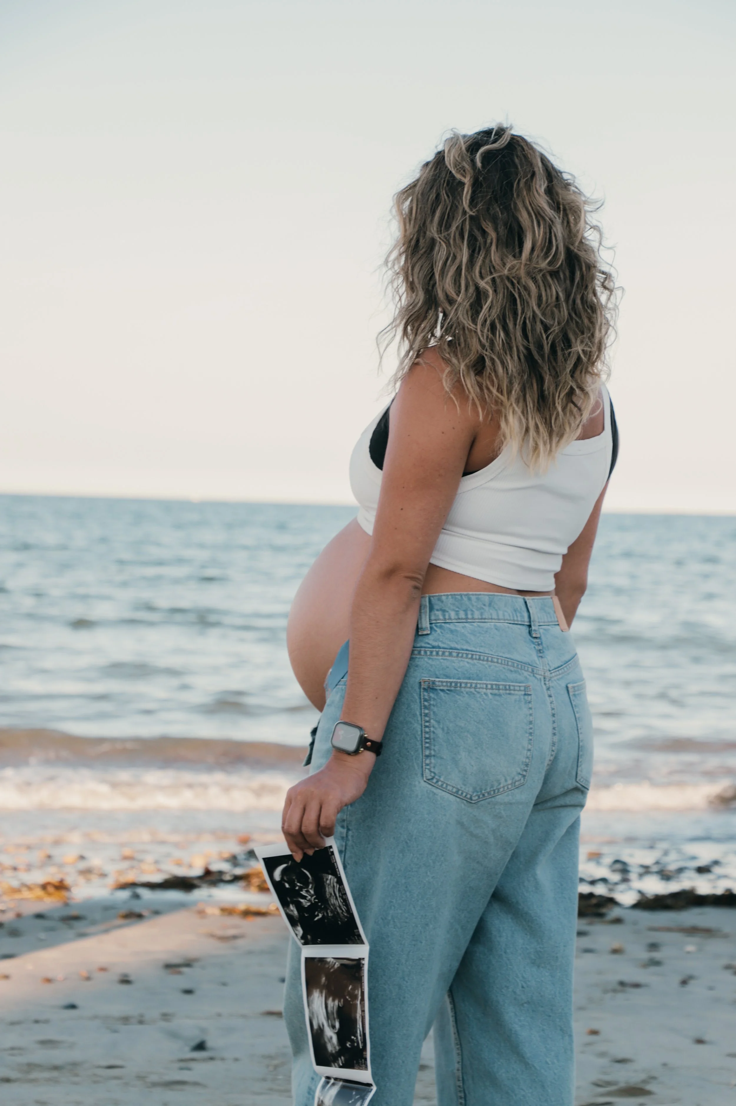 Summer Maternity Photoshoot Ideas: Beach &amp; At-Home Sessions
