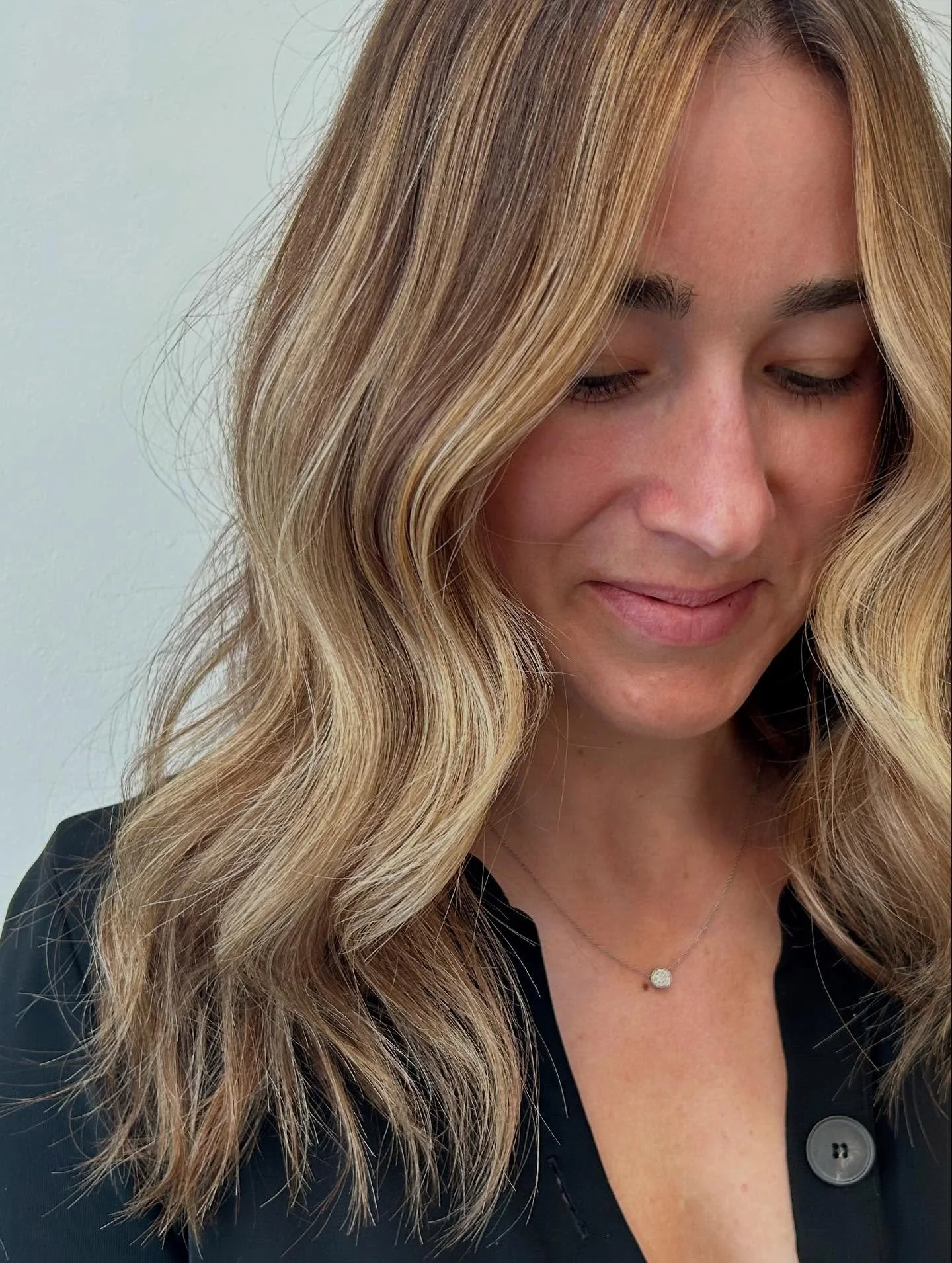 Want to know how to boost your serotonin levels without medication? Get your colour done.

#beforeandafter

@glowhair_studio 
@lorealpro 
@lorealpro_education_canada