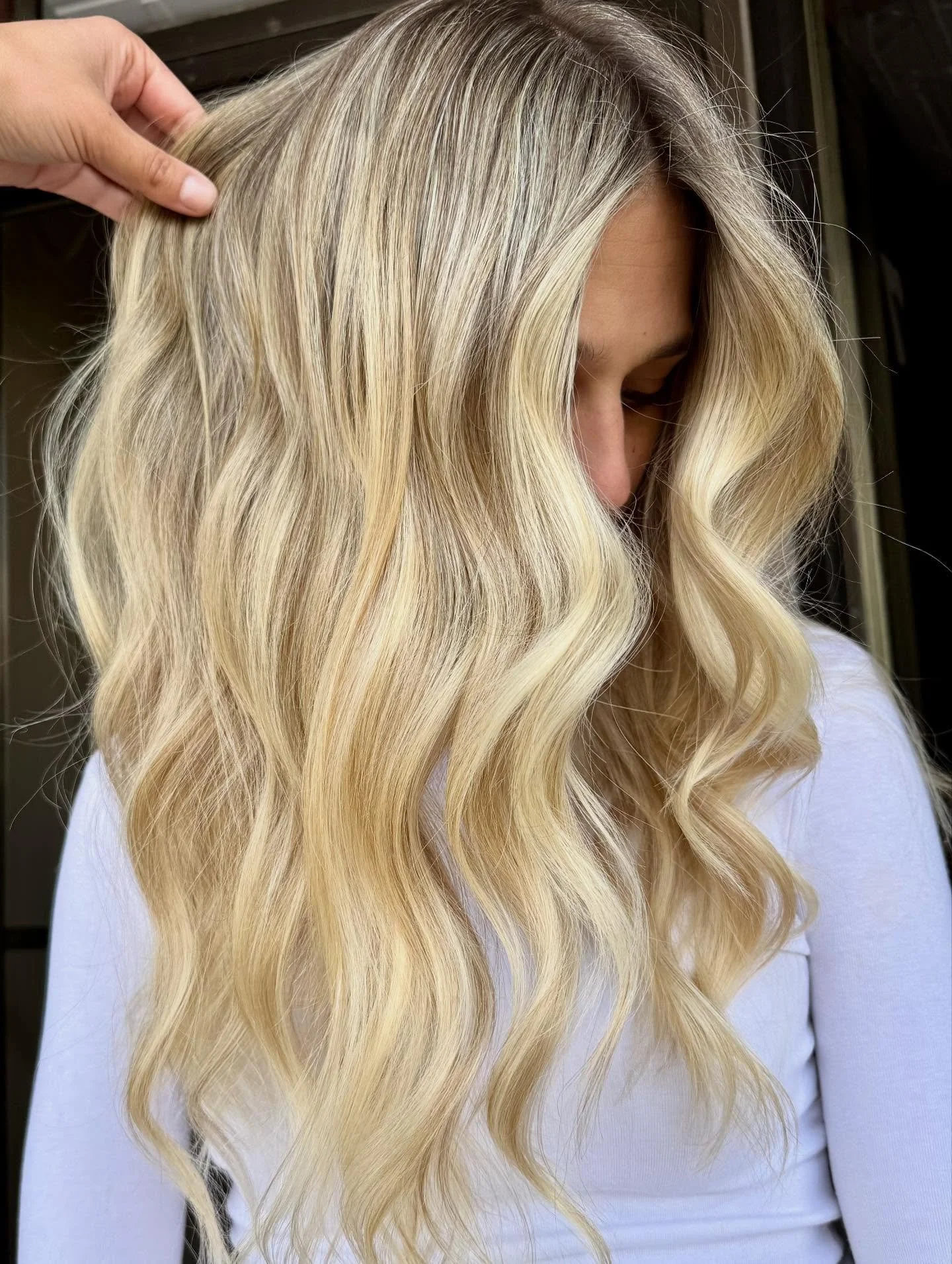 No toner, no filter, no edits, no extensions&hellip; just pure blonde excellence 👌🏼

@lorealpro Blonde Studio 8 Purple Lightening Balm + 20 volume and Absolute Repair Molecular to keep this mermaid blonde in optimal health. 

@smithstyled 
@glowhai