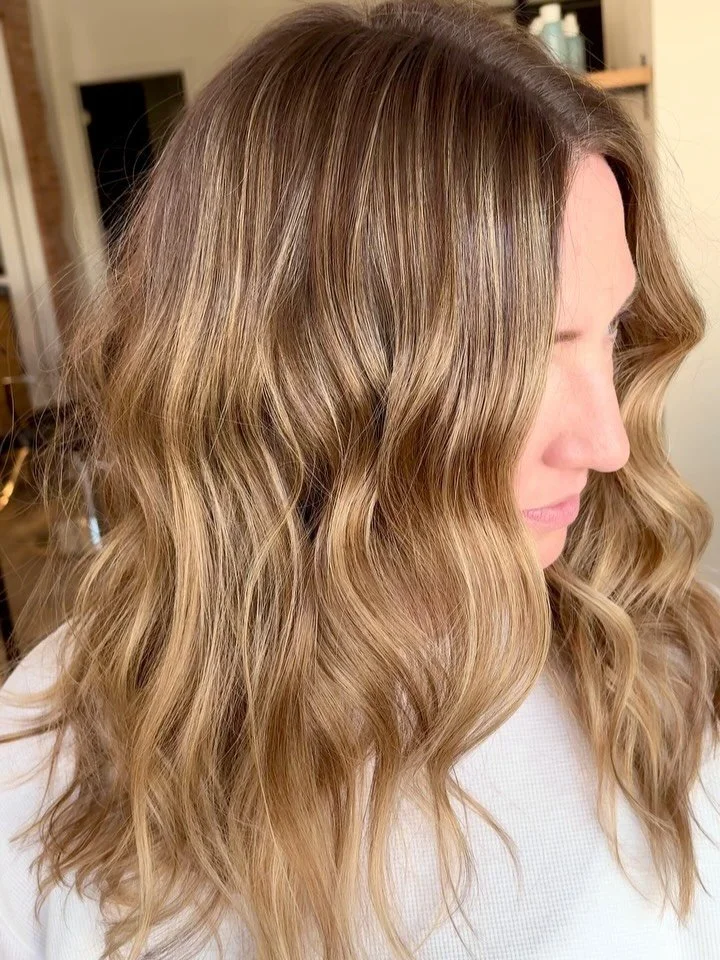 My annual &lsquo;catch up and balayage&rsquo; session with @bethanniel 🖤 

Blonde Studio 8 + 20 vol
- low and slow for those pre existing highlights underneath a couple layers of toner

Shadow: Dia Light
6N + 6.1 + 9 volume 

Gloss: 25g 9N + 25g 9.0