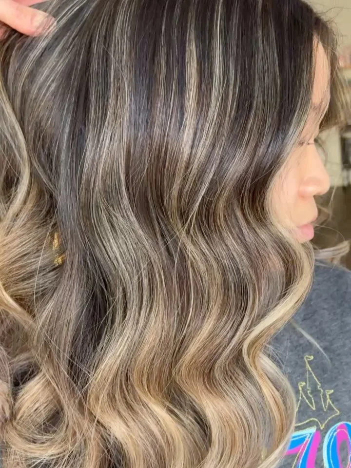 Layers of old balayage, gloss/toner, semi permanent colour &hellip; to THIS ✨

Blonde Studio 9 + 30 vol

Shadow: Dia Colour
6N + 6vol

Gloss: Dia Light
1/2 8N + 1/2 9.82 + 9 vol

@lorealpro 
@lorealpro_education_canada 
@glowhair_studio