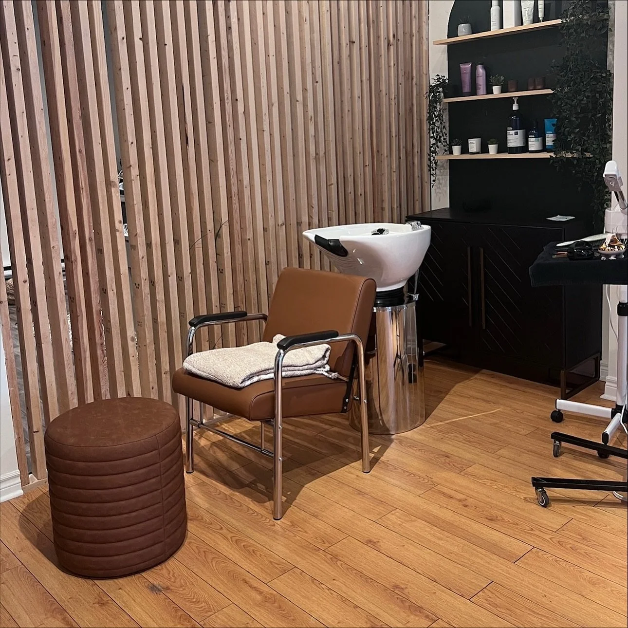 The little details that matter during your scalp treatment experience 🕯️🤎 
Something we are so excited to offer at Glow, a targeted scalp therapy session designed to restore balance, increase scalp health, and give your hair the strong foundation i