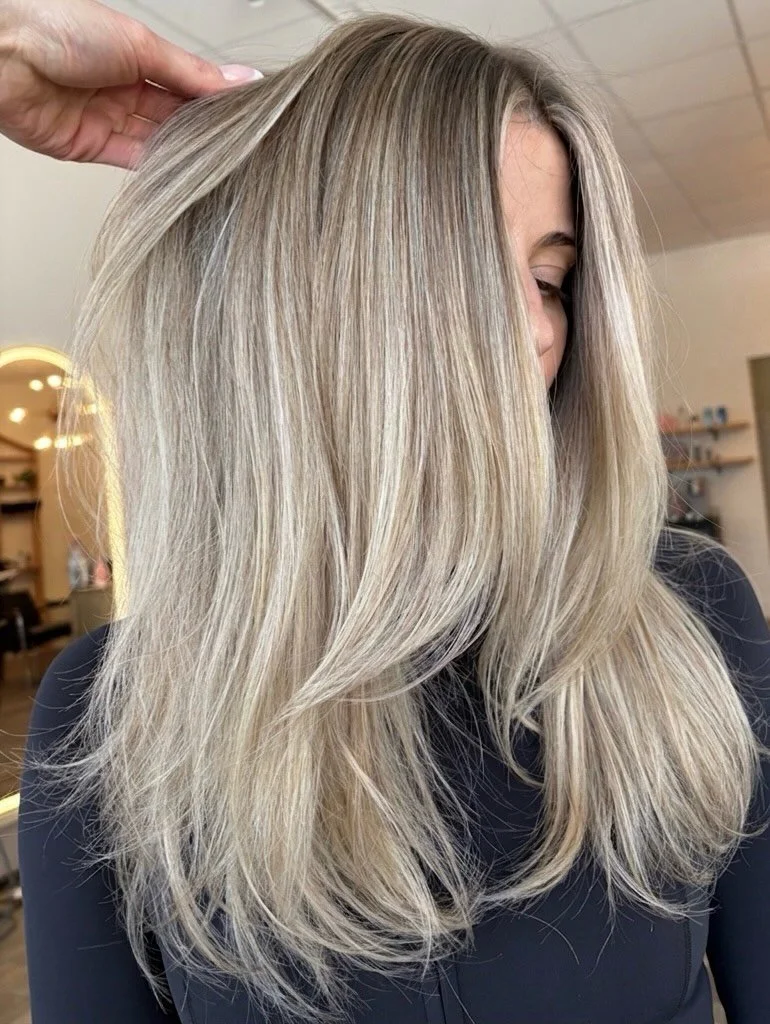 M A R I A

Foils: 
Blonde Studio 8 Purple Lightening Balm + 20 volume (back) 30 volume (front)

Shadow Root:
Dia Light
1/2 6N + 1/3 7.12 + 6 volume = 20 minutes

Gloss: 
Dia Light 
60g 10.18 + 10g 10.24 + 15 volume = 10 minutes

@glowhair_studio 
@lo