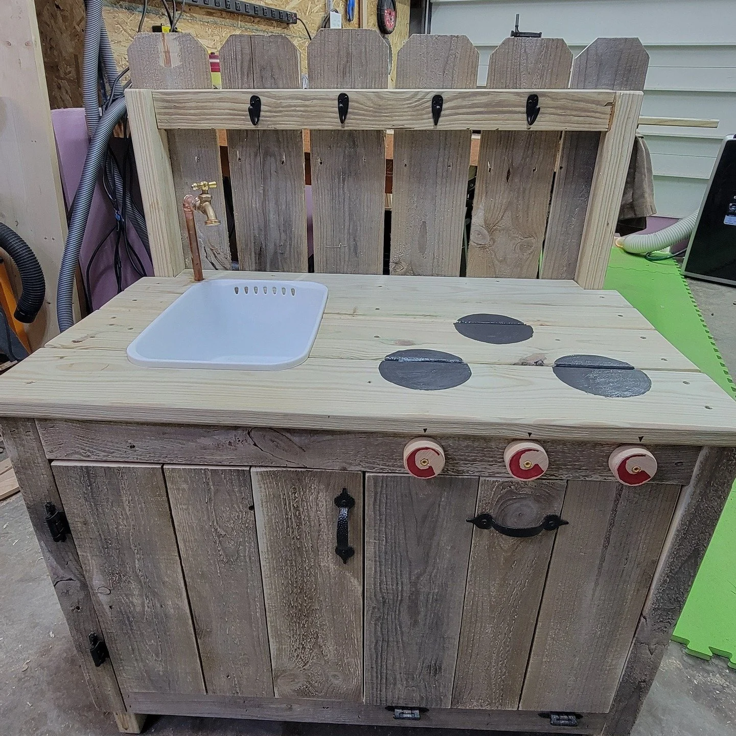 Built this outdoor mud kitchen for my nephews and they loved it! Great to see kids get away from the screens, get outside and have fun getting creative (and dirty)!😊 #woodworking #woodshop #woodworkers #handmade
