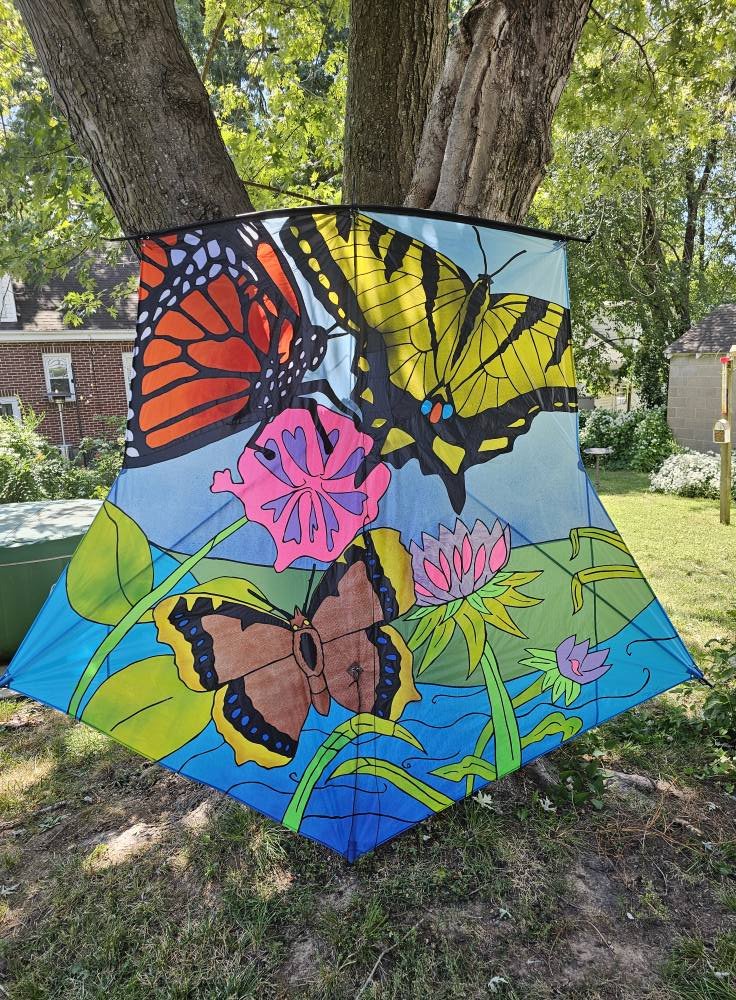 Donna Houtchins Washington, Missouri “Monarchs and Milkweed”
Donna is very much a renaissance woman. Scientist, horse enthusiast (Go, Seize the Gray!) artist and innovator, Donna made an extremely beautiful 6’ Suruga, depicting three Montana nati