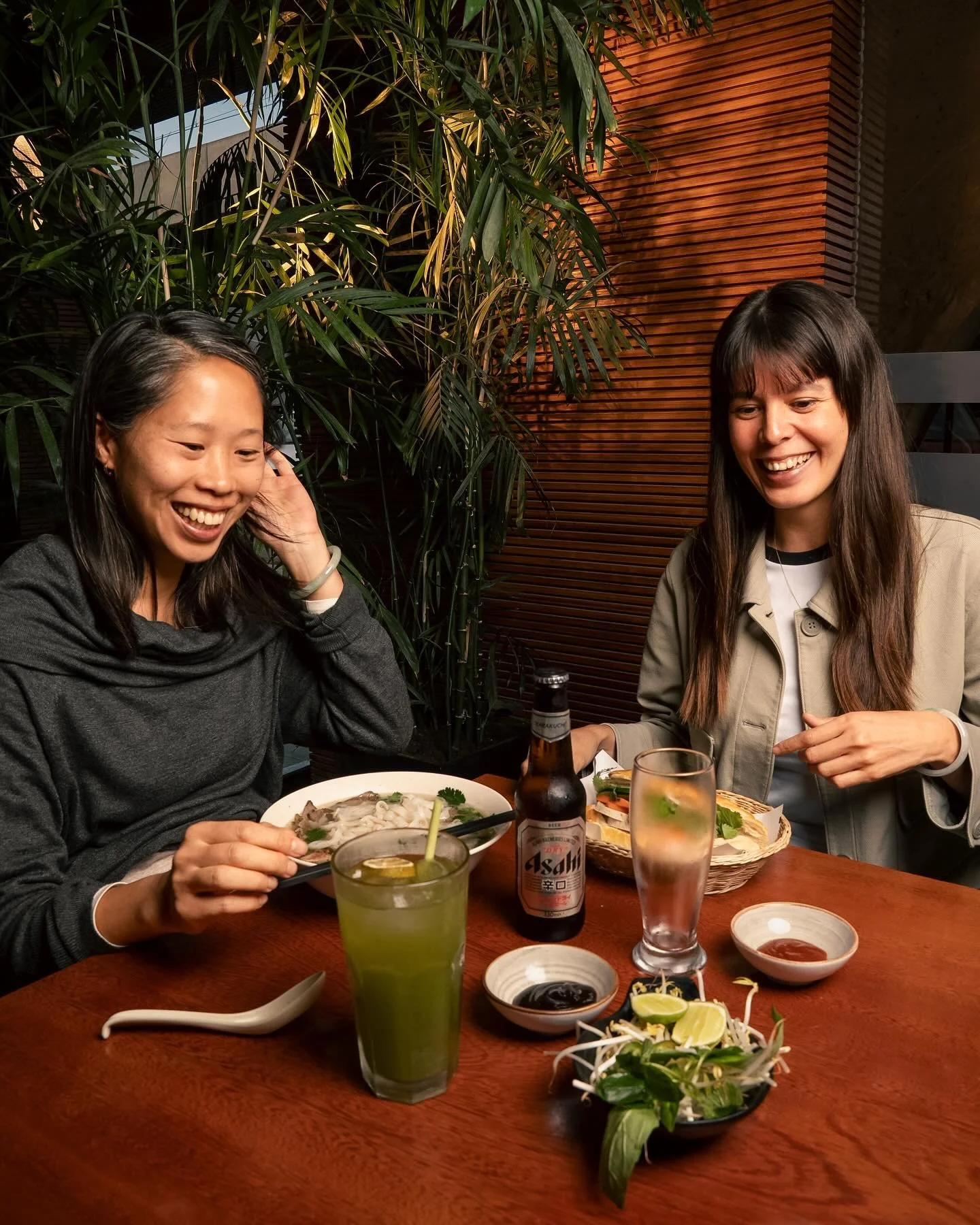 Dos estilos, un mismo punto de encuentro: la comida vietnamita 🇻🇳

Una es m&aacute;s tradicional, la otra m&aacute;s aventurera. Pero en VIET, ambas encontraron su plato favorito. Porque no importa c&oacute;mo seas, siempre hay algo en la carta que