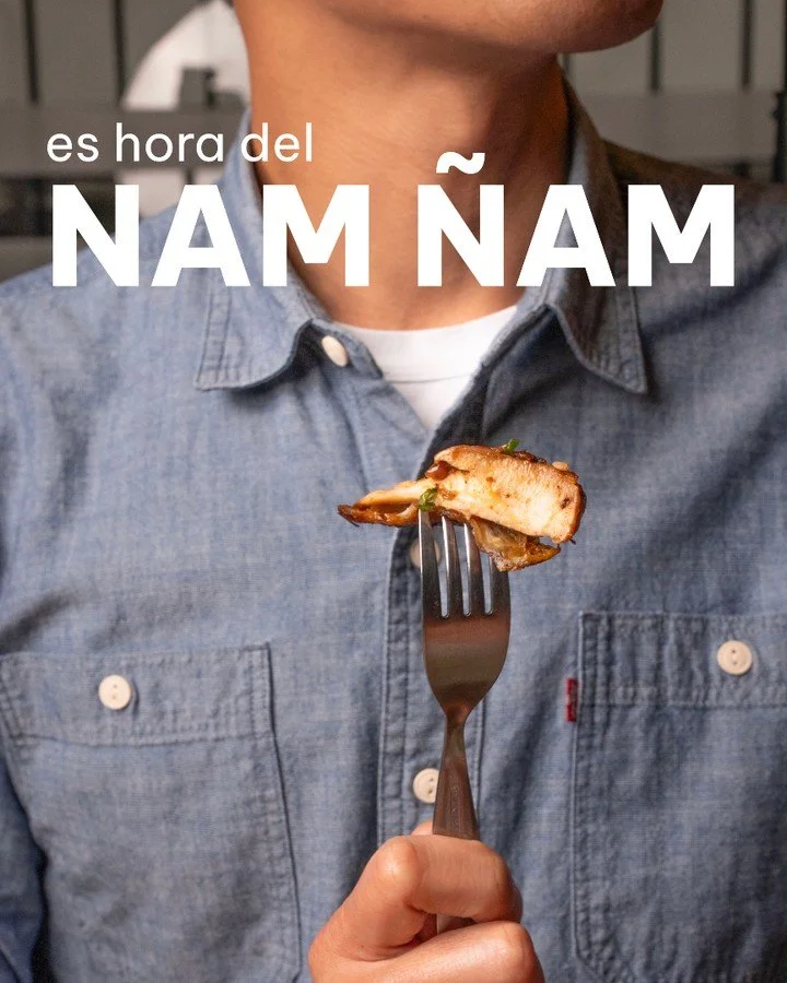 &iquest;Saliste de la oficina sin plan para almorzar? Hora del Nam &Ntilde;am! 🕒 Te esperamos de 12pm a 3pm con platos llenos de sabor.

Nuestros almuerzos son como un peque&ntilde;o break a Vietnam🇻🇳 Y lo mejor es que puedes armar tu almuerzo per